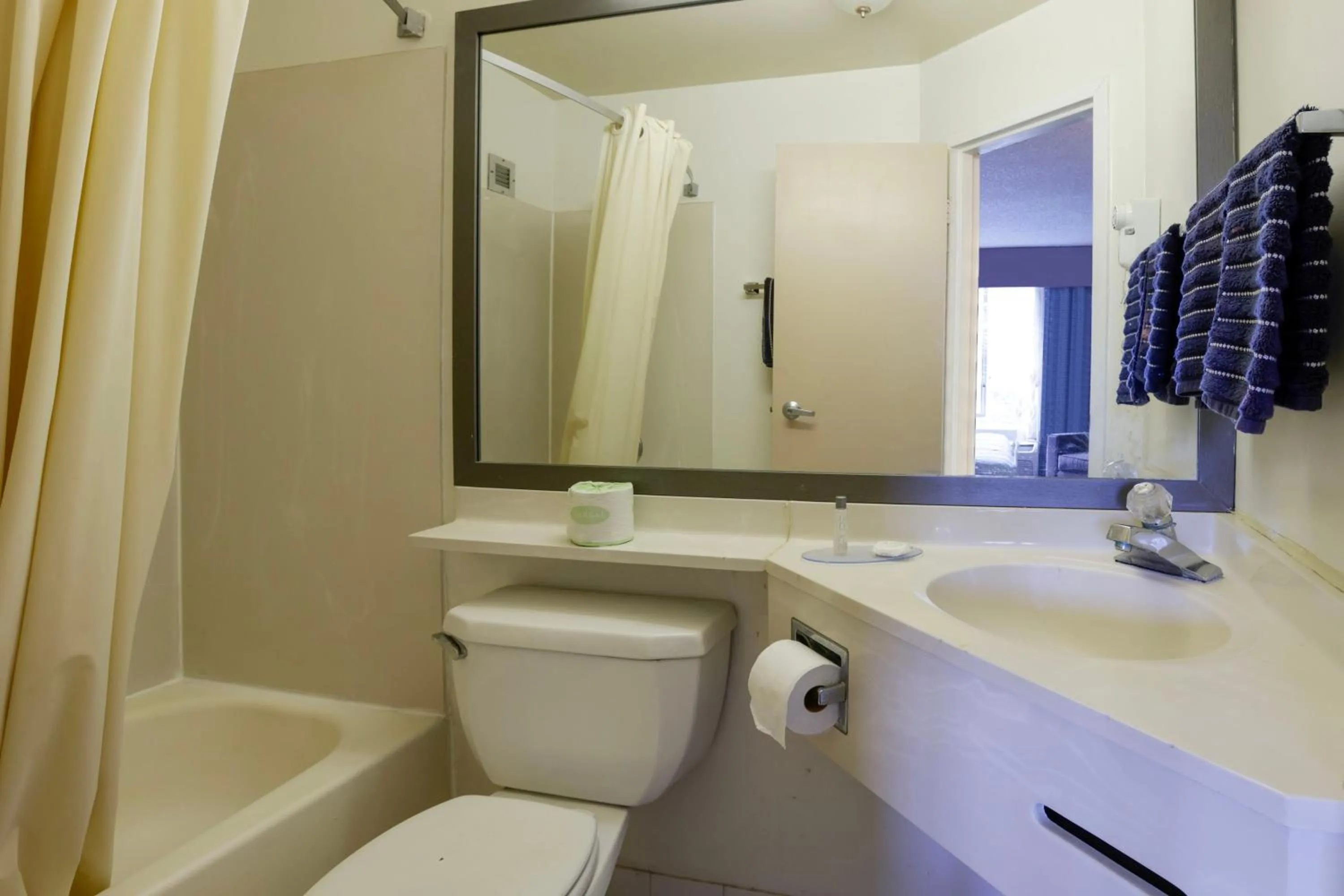 Bathroom in Copley Inn & Suites By OYO Akron OH