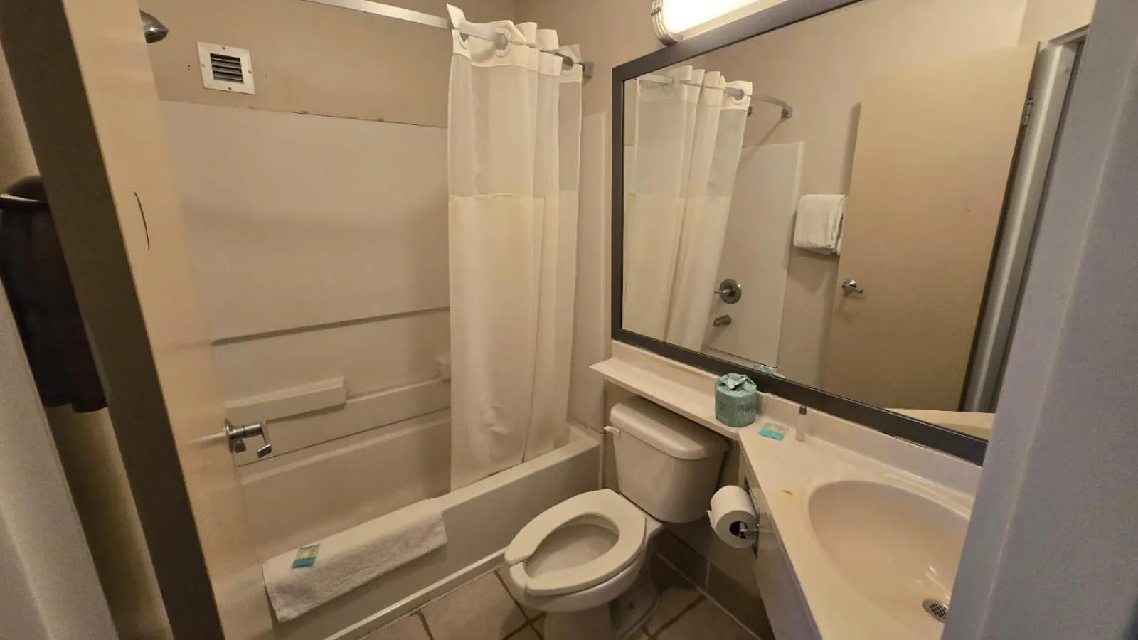 Bathroom in Copley Inn & Suites By OYO Akron OH