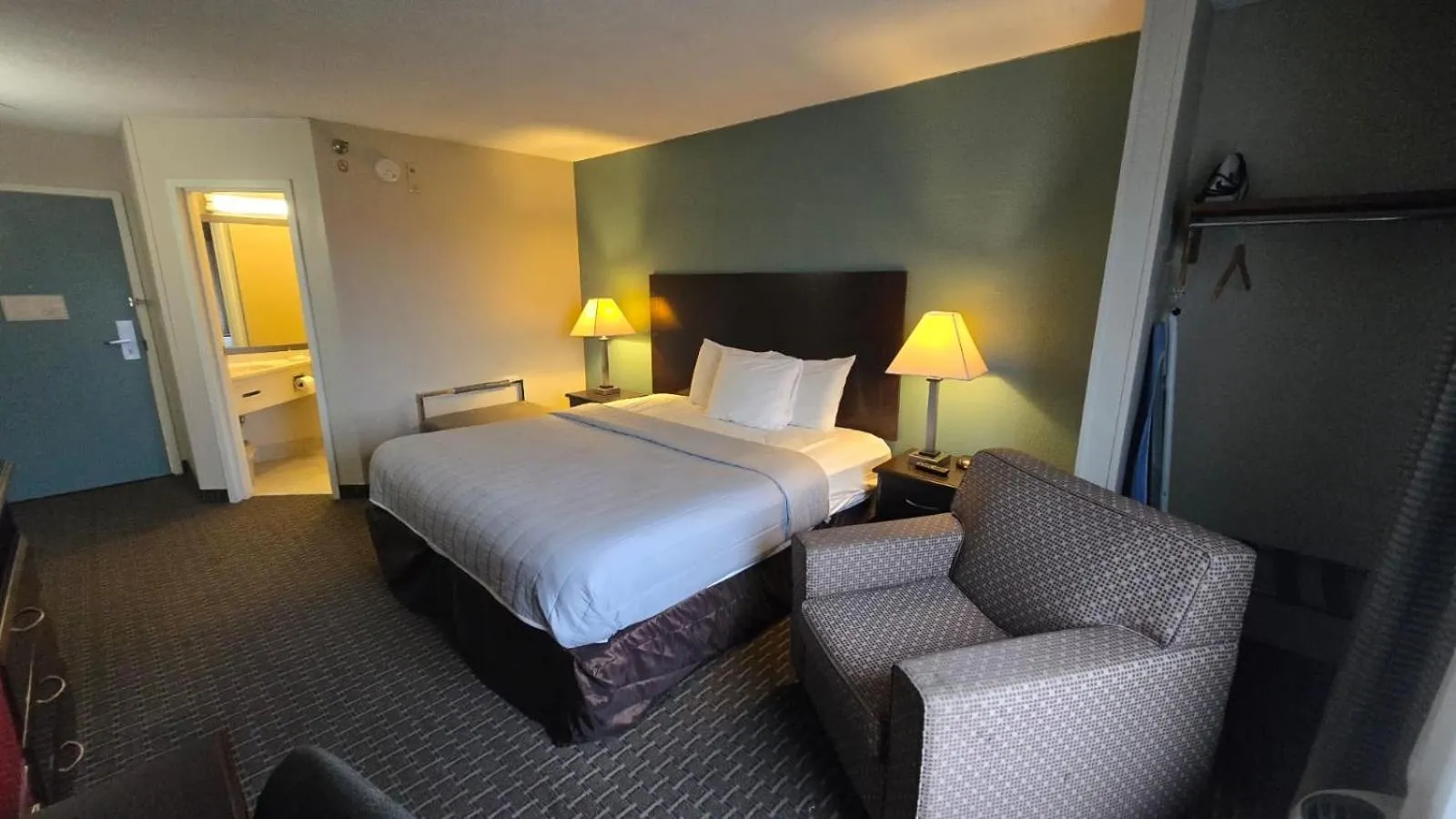 Bedroom, Bed in Copley Inn & Suites By OYO Akron OH