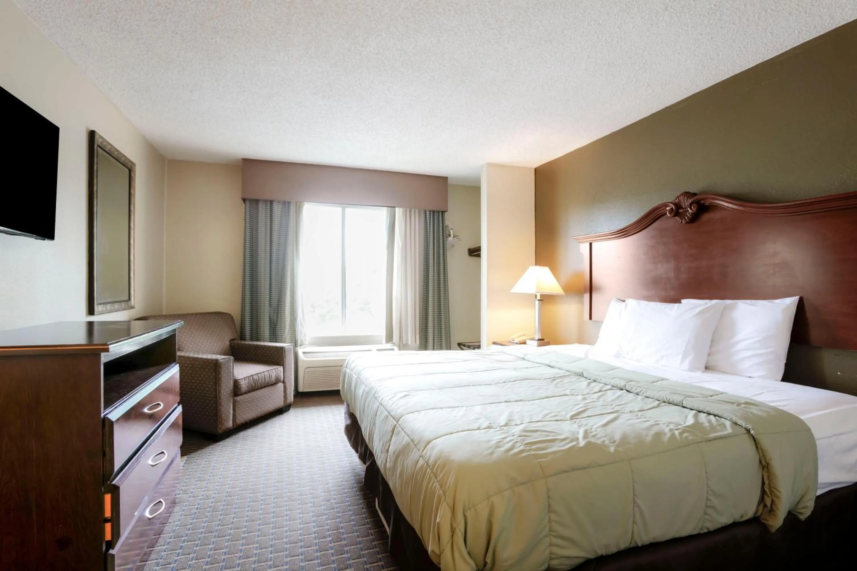 Bedroom, Bed in Copley Inn & Suites By OYO Akron OH
