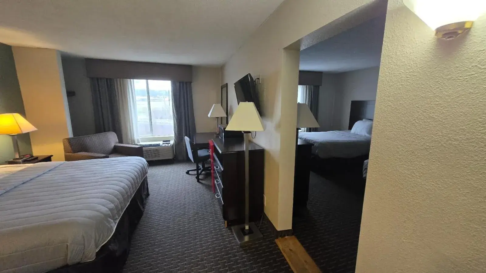1 King Bed & 2 Full Bed in Copley Inn & Suites By OYO Akron OH 1 King Bed & 2 Full Bed in Copley Inn & Suites By OYO Akron OH