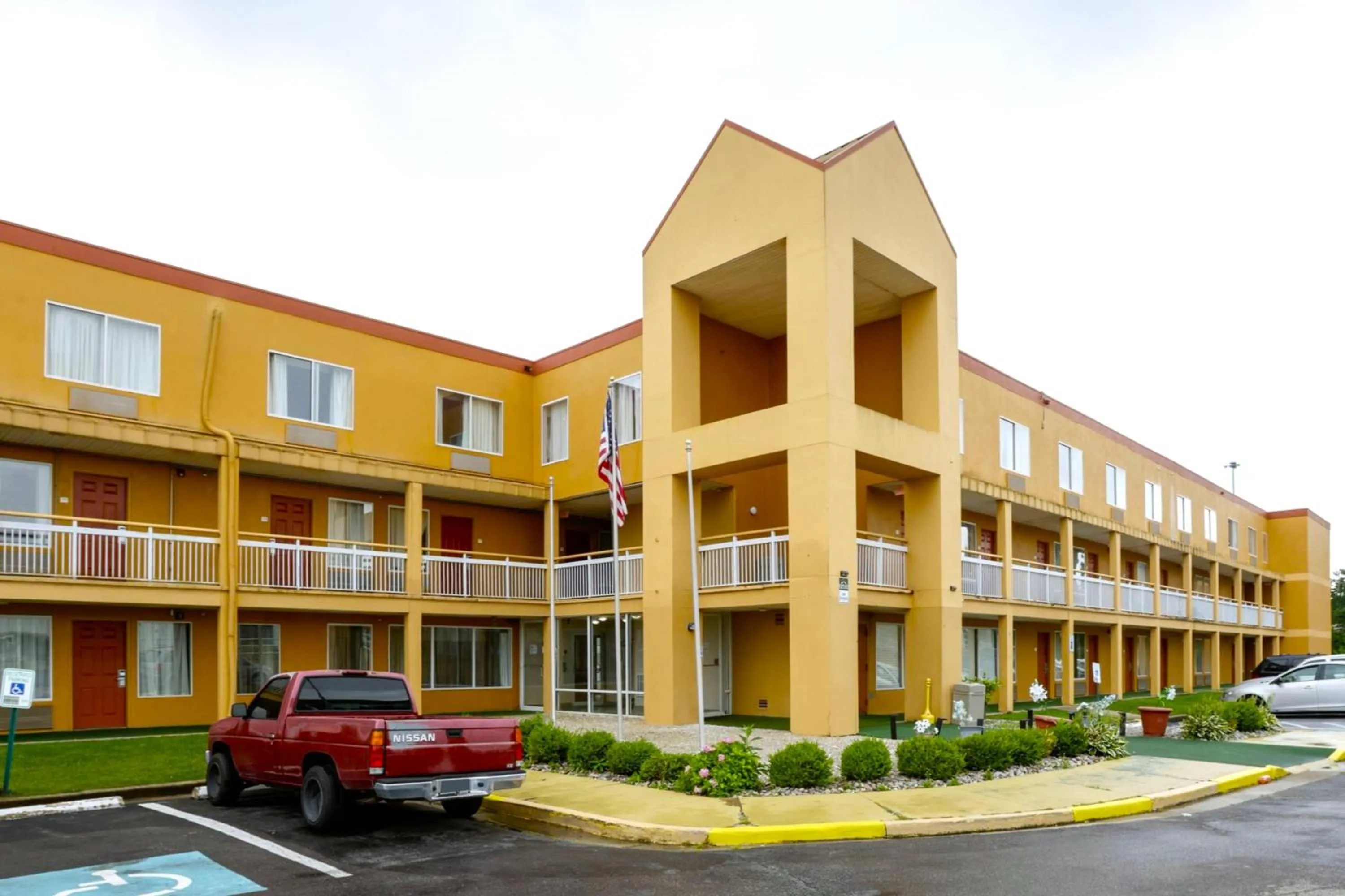 Property building in Copley Inn & Suites By OYO Akron OH