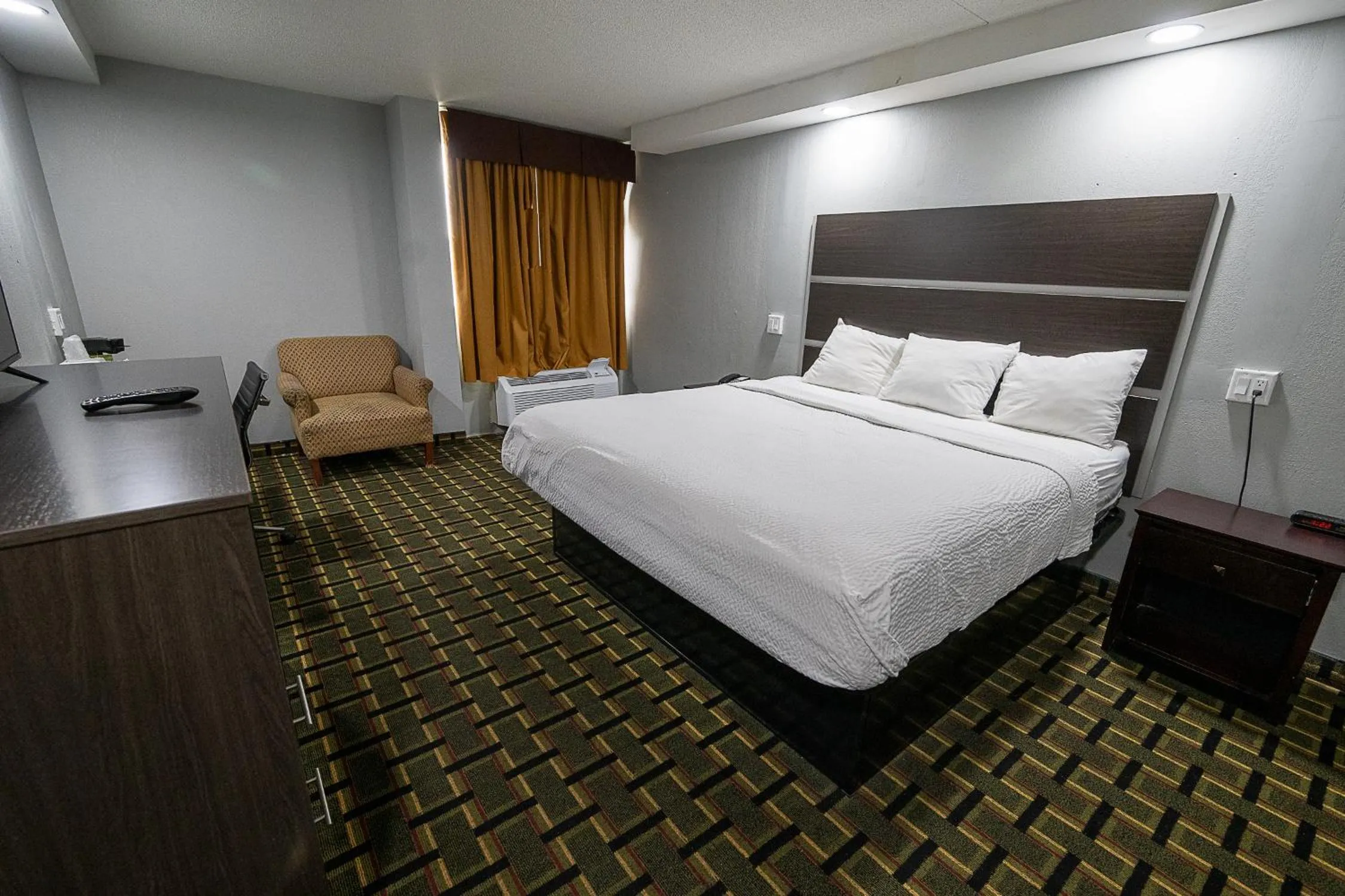 Bed in Days Hotel by Wyndham Danville Conference Center