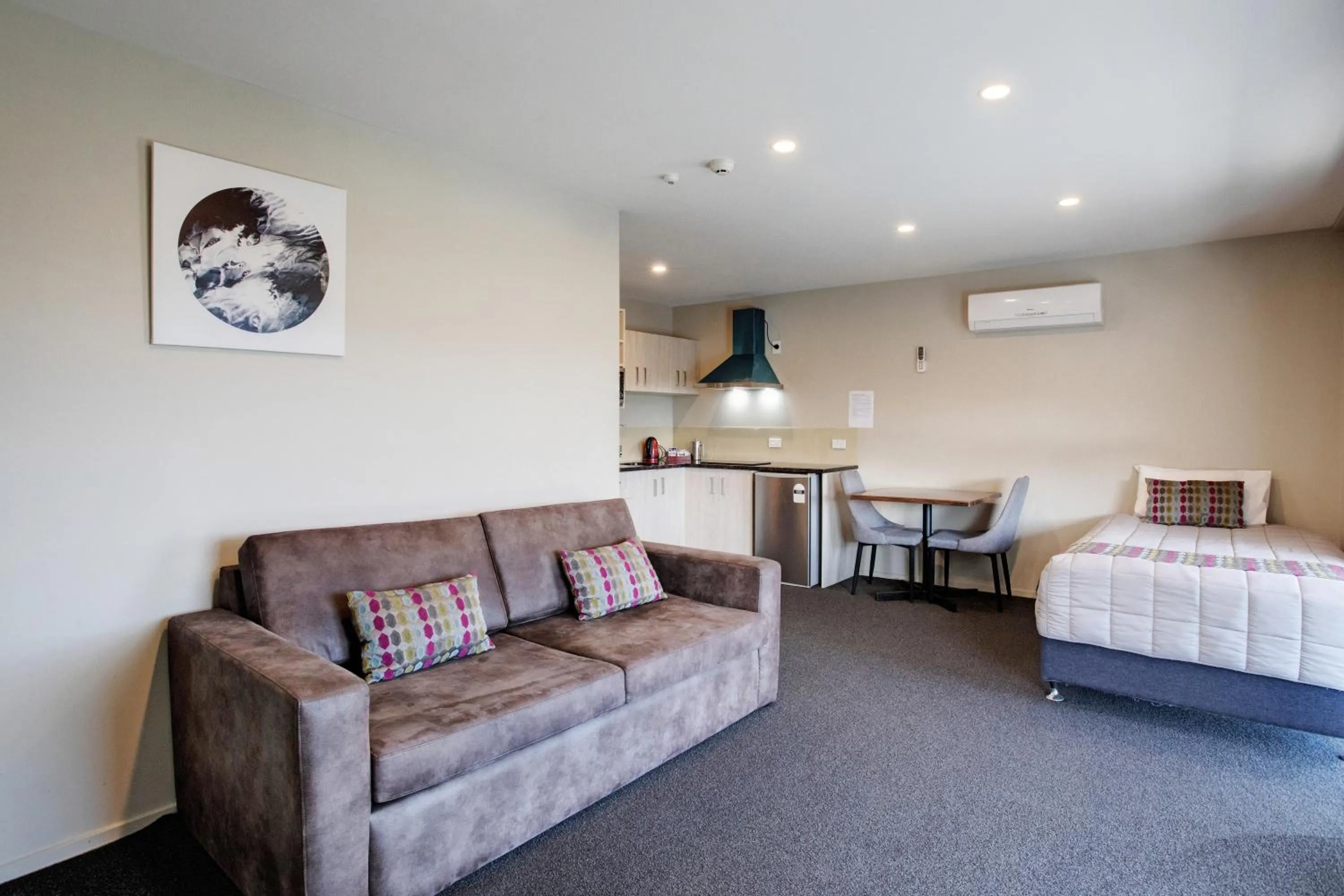 Bed in Ellerslie Palms Motel