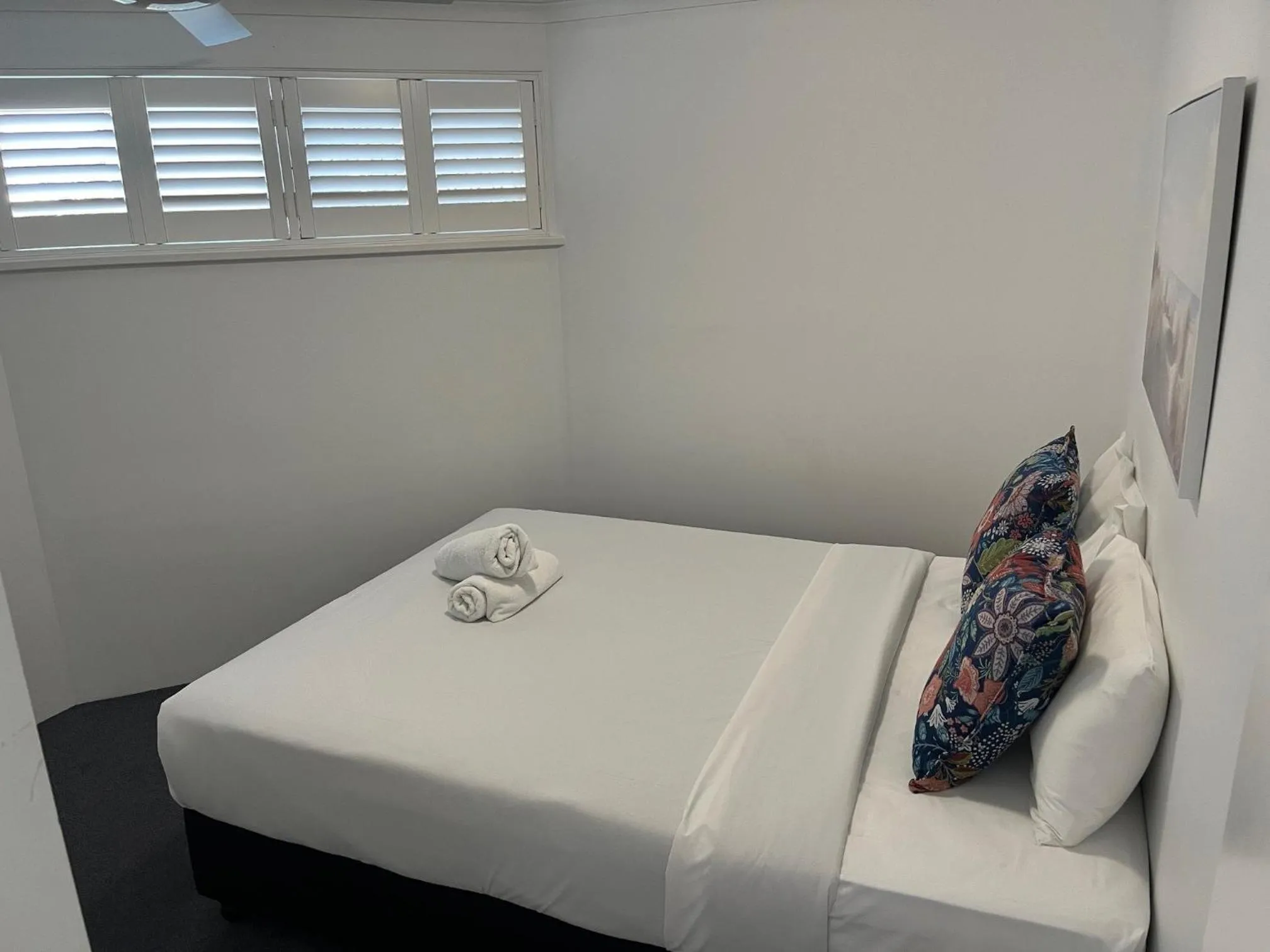 Bedroom, Bed in The Burlington Holiday Apartments