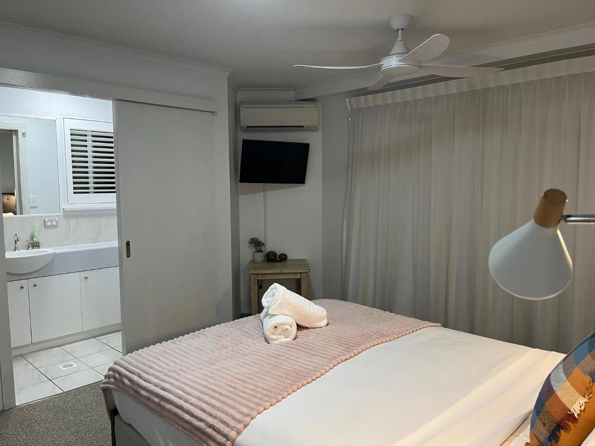 Bedroom, Bed in The Burlington Holiday Apartments