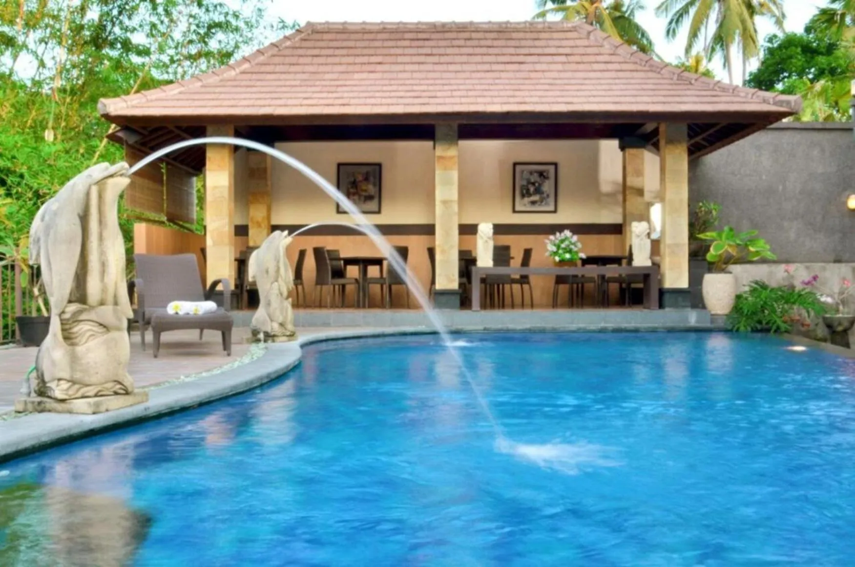 Swimming pool in Hotel Puri Nusa Indah