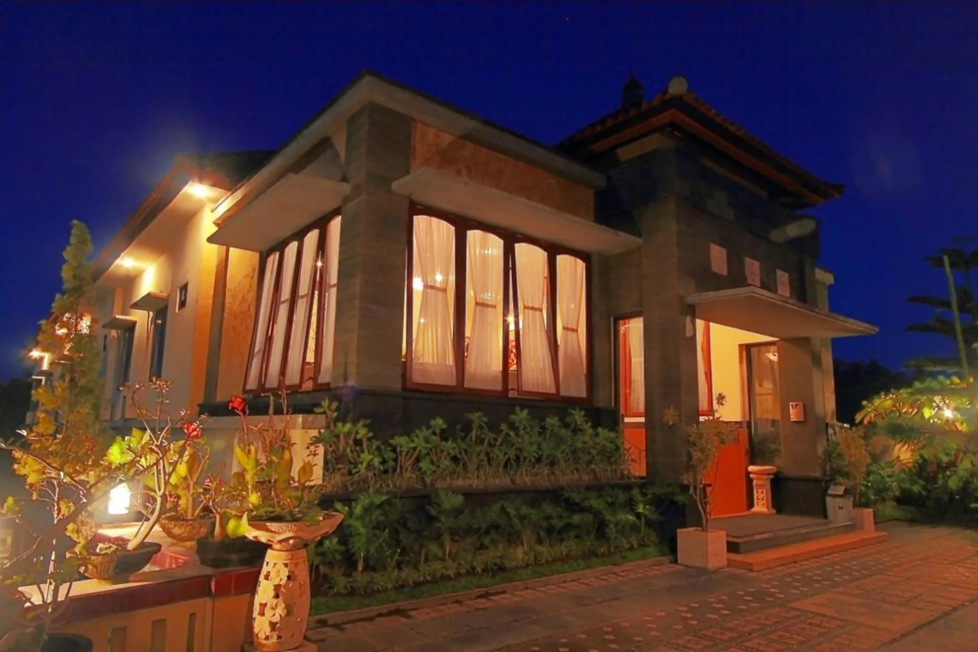 Property building in Hotel Puri Nusa Indah