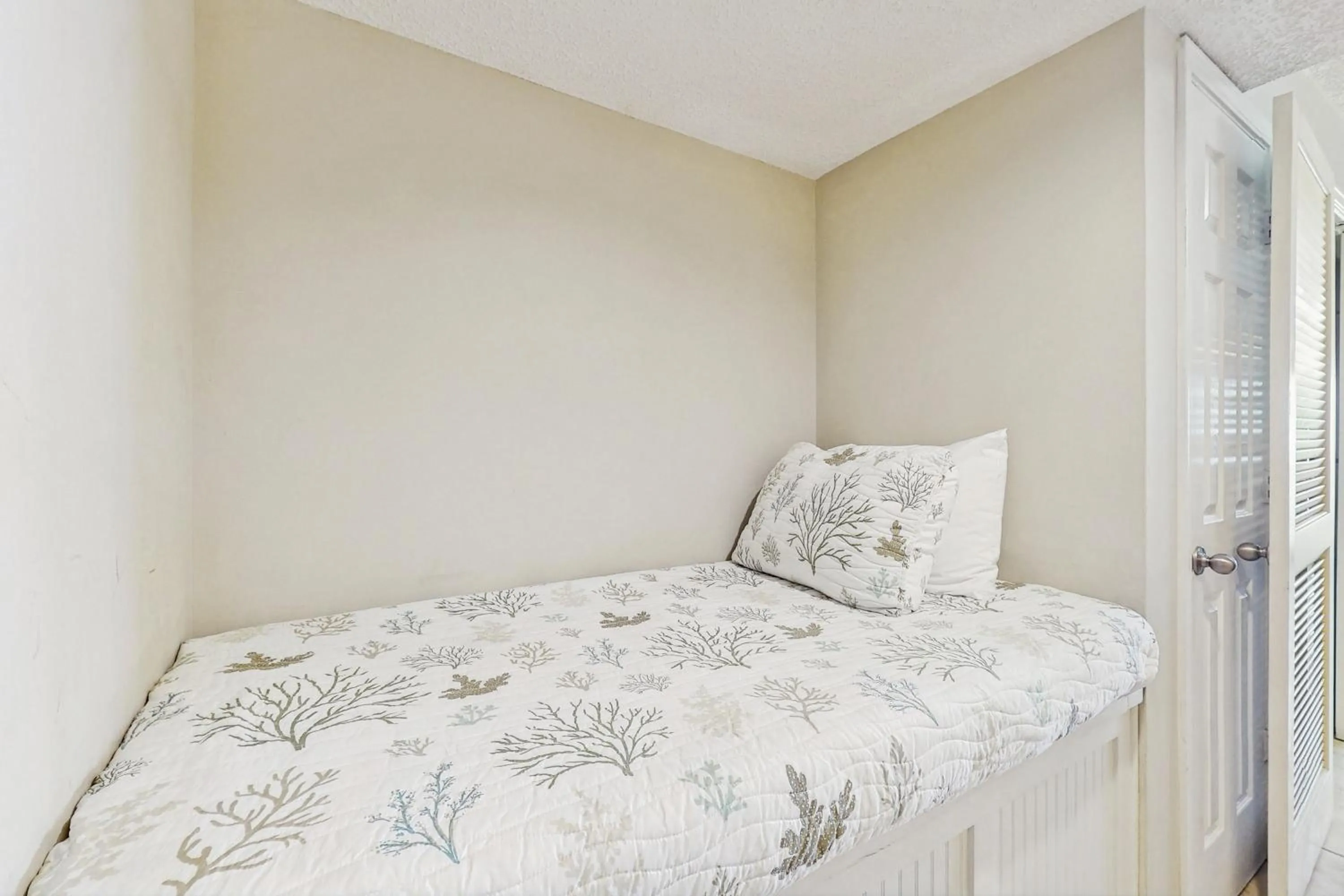 Bed in Royal Palms #1006