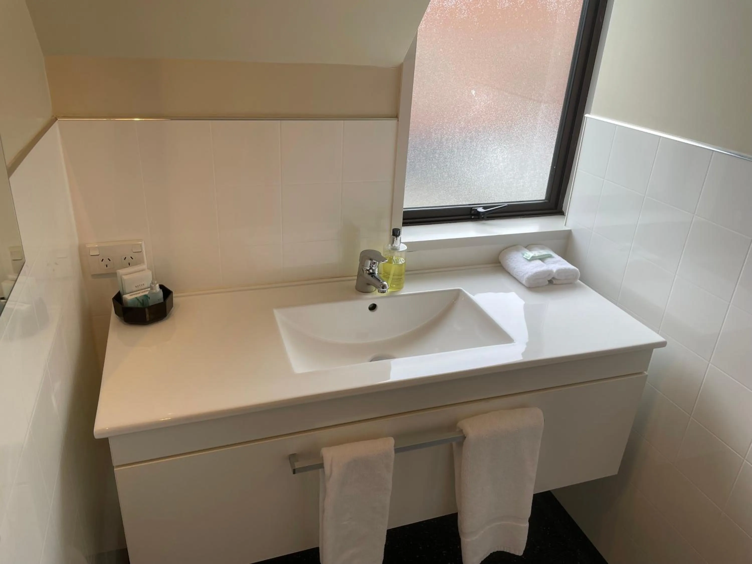 Bathroom in Allan Court Motel