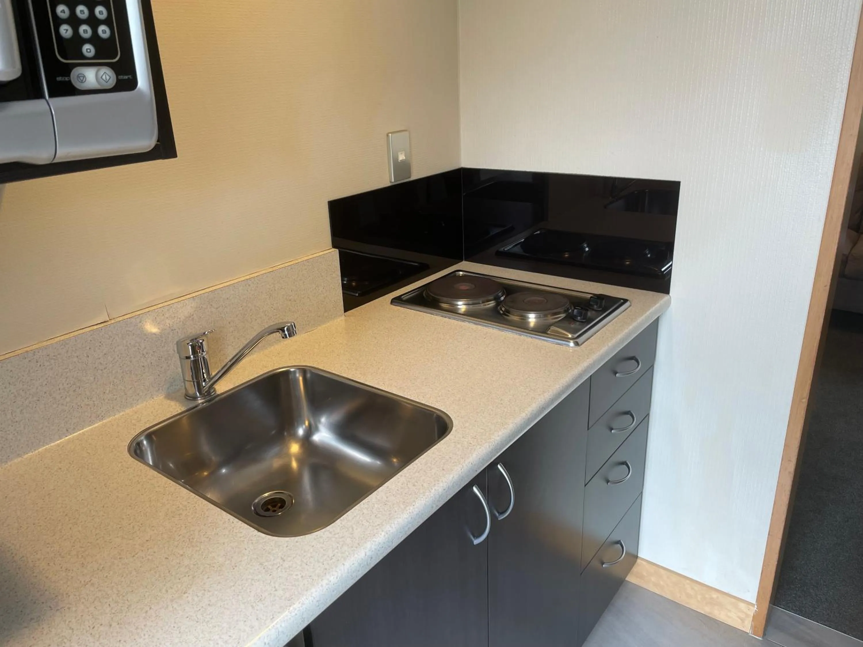 kitchen in Allan Court Motel