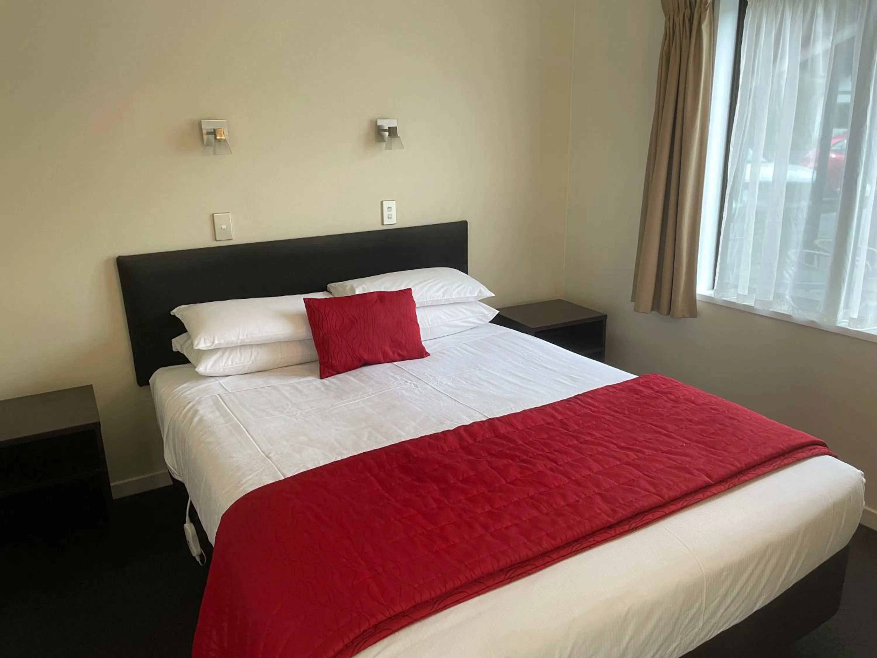 Bedroom, Bed in Allan Court Motel