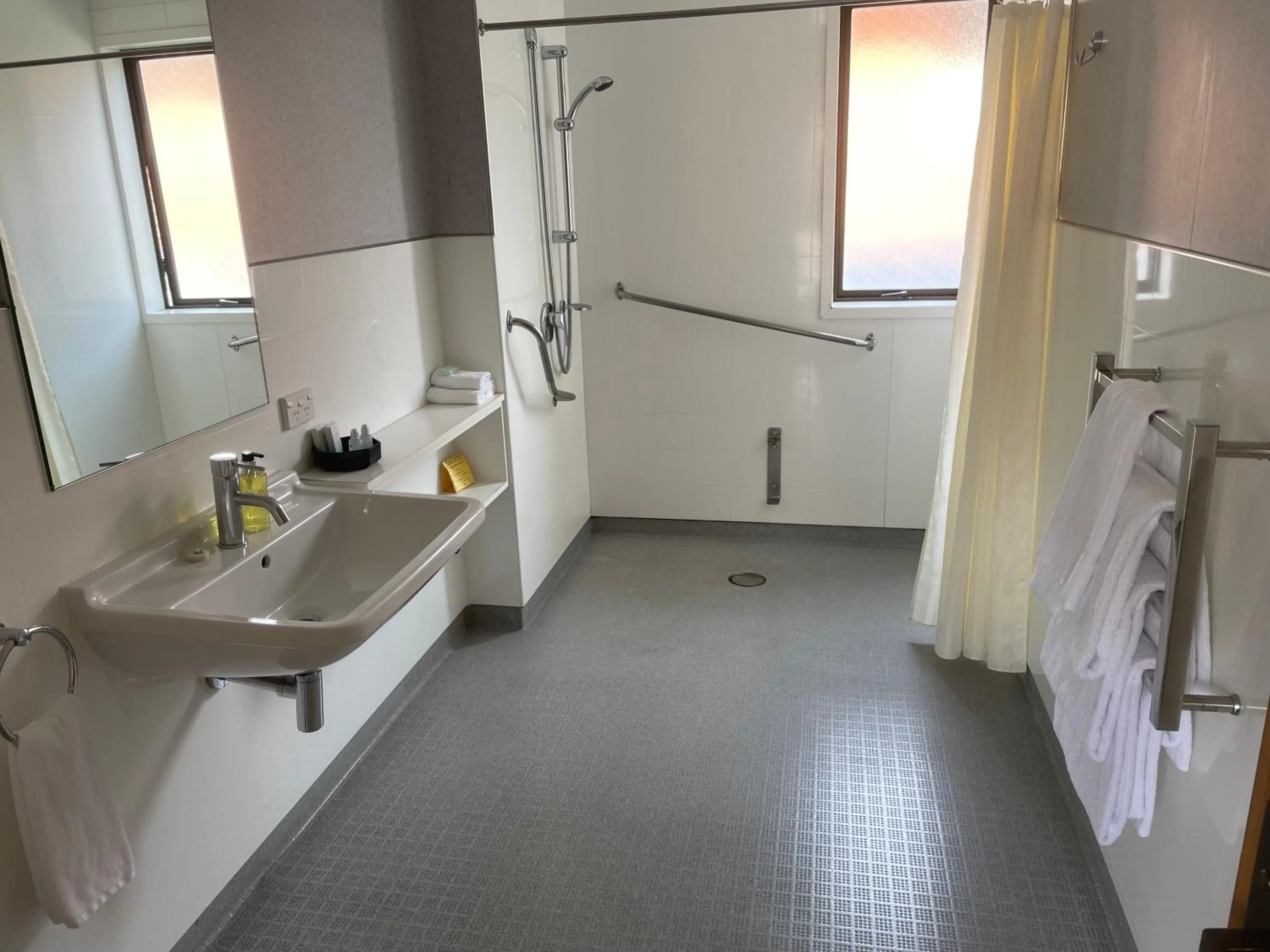 Bathroom in Allan Court Motel