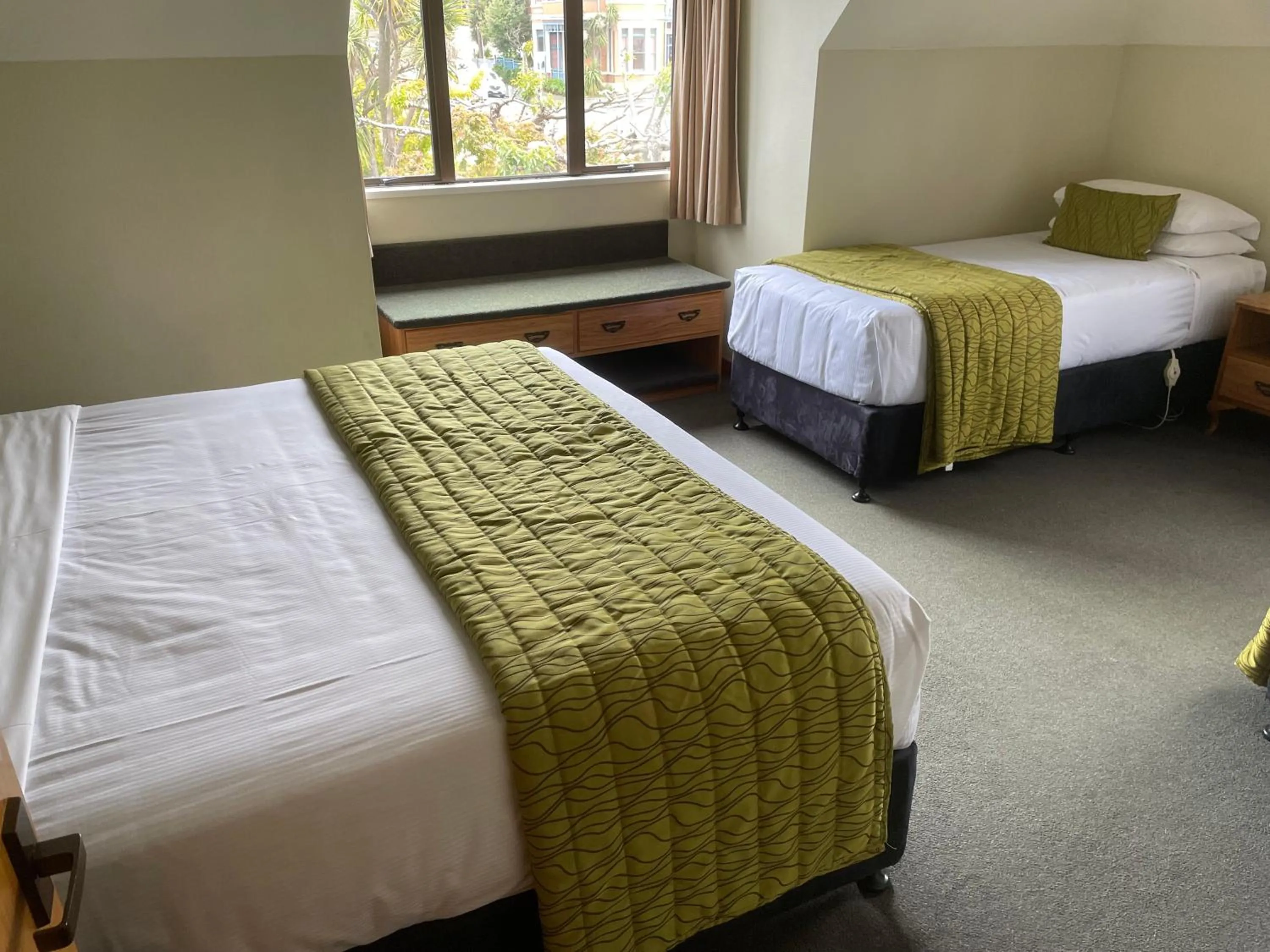 Bedroom, Bed in Allan Court Motel