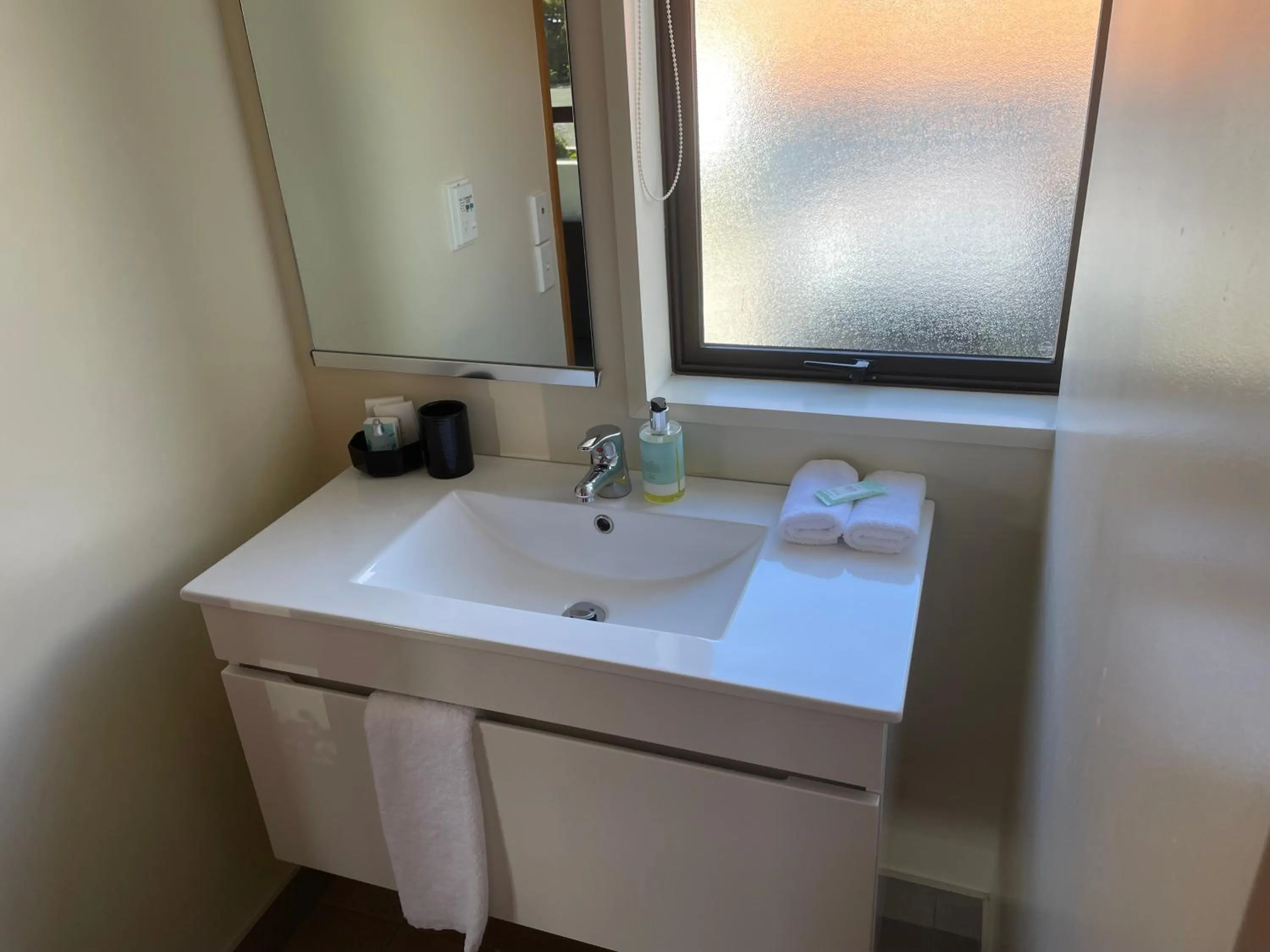 Bathroom in Allan Court Motel