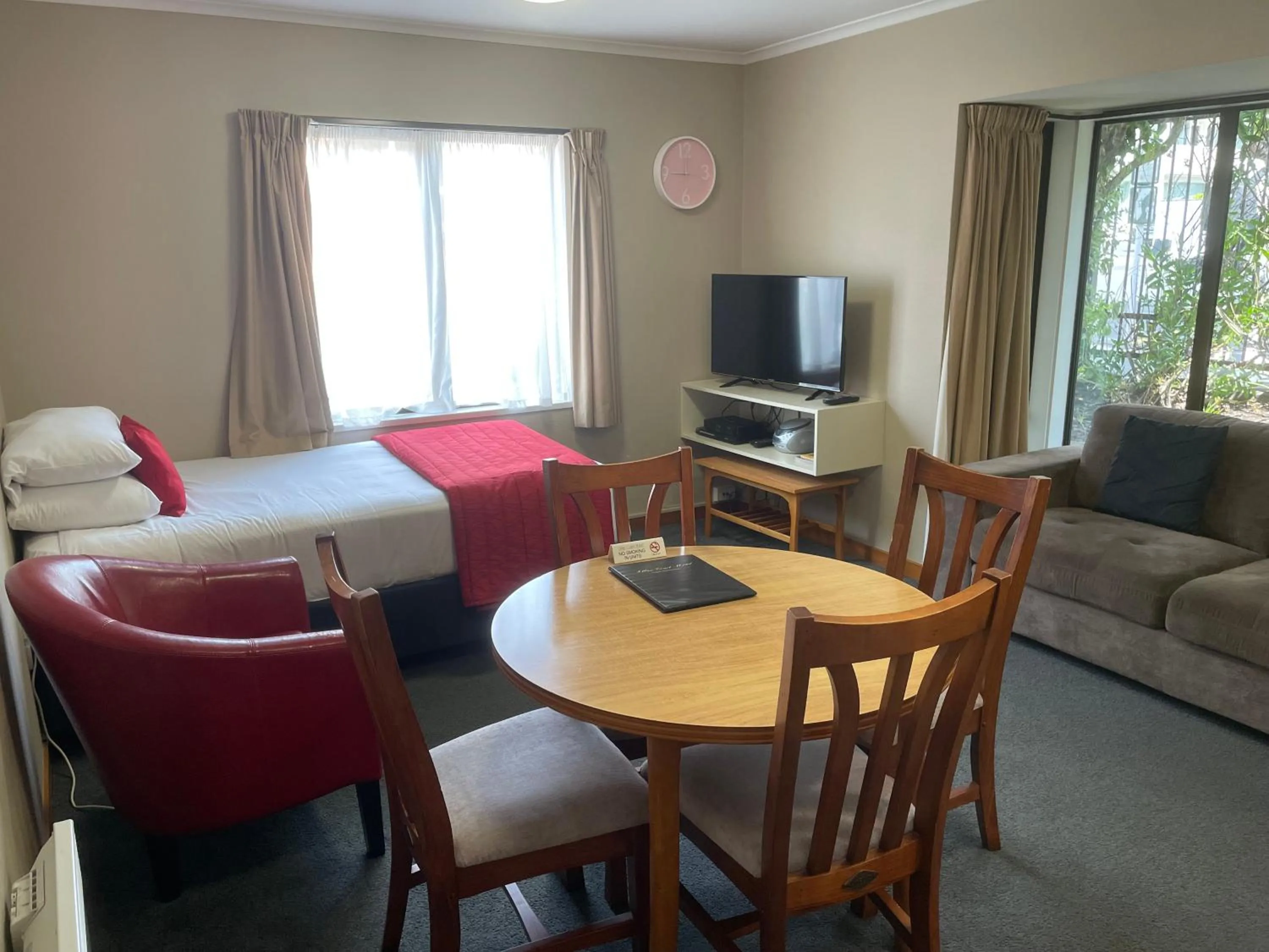 Living room in Allan Court Motel