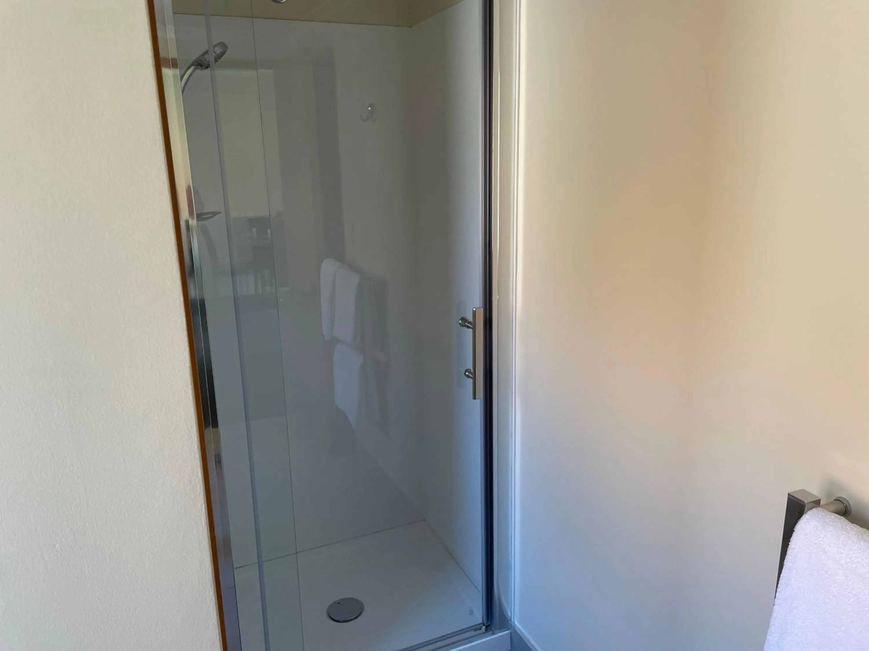 Bathroom in Allan Court Motel