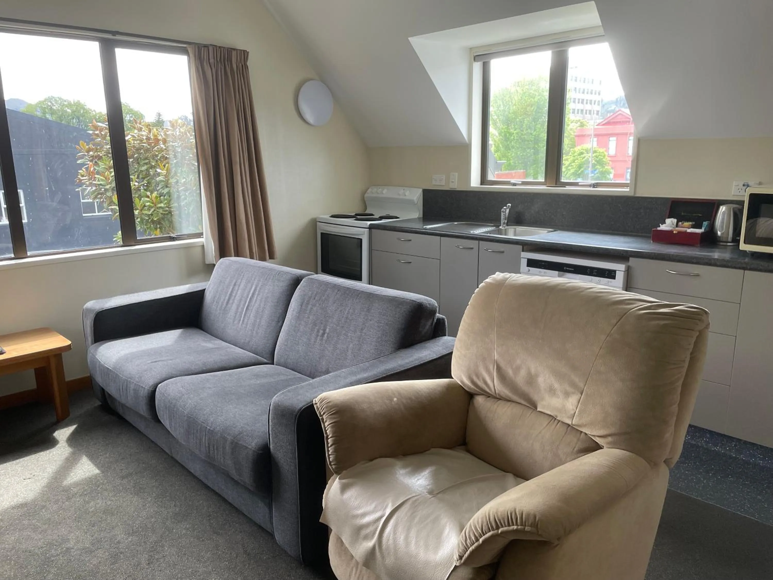 Living room in Allan Court Motel