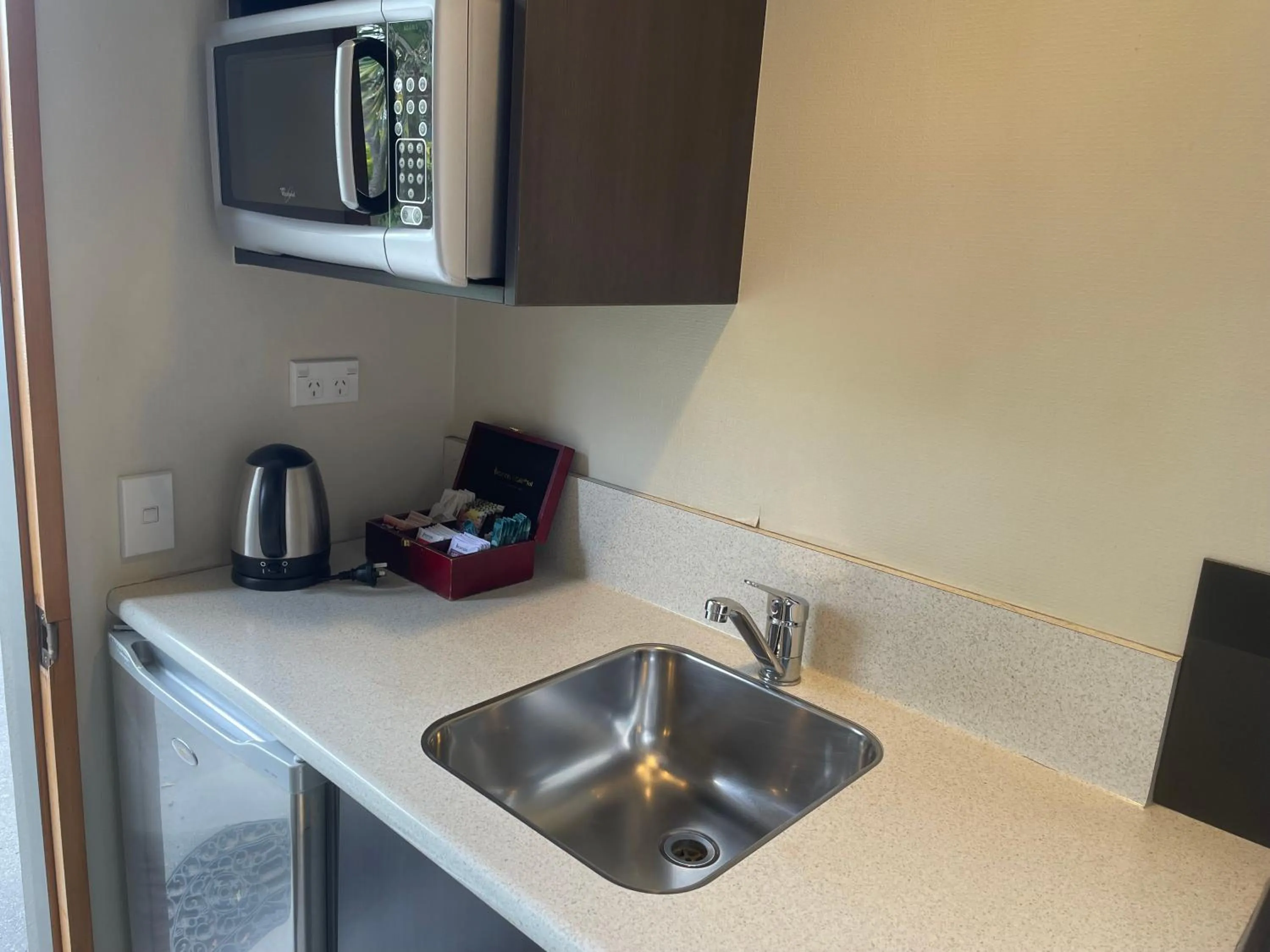 kitchen in Allan Court Motel