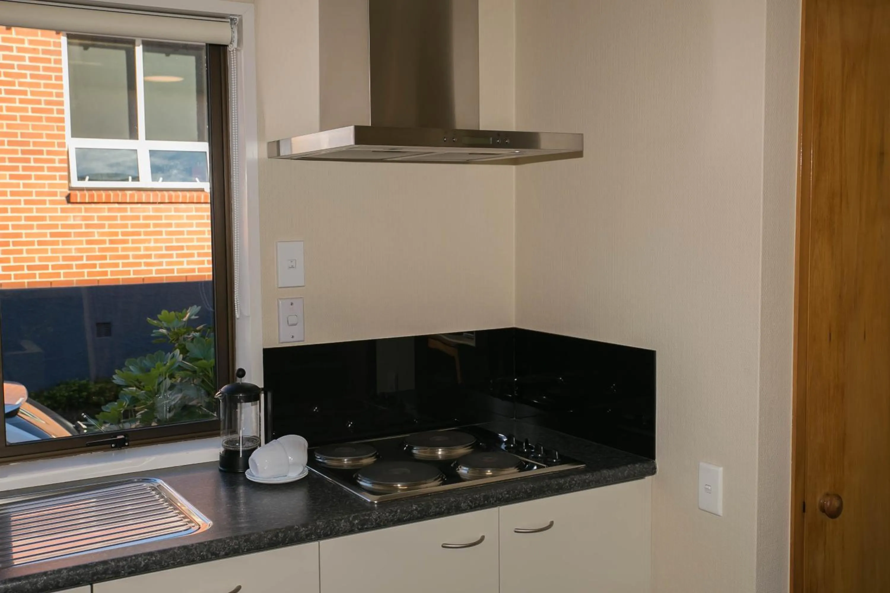 Kitchen or kitchenette in Allan Court Motel