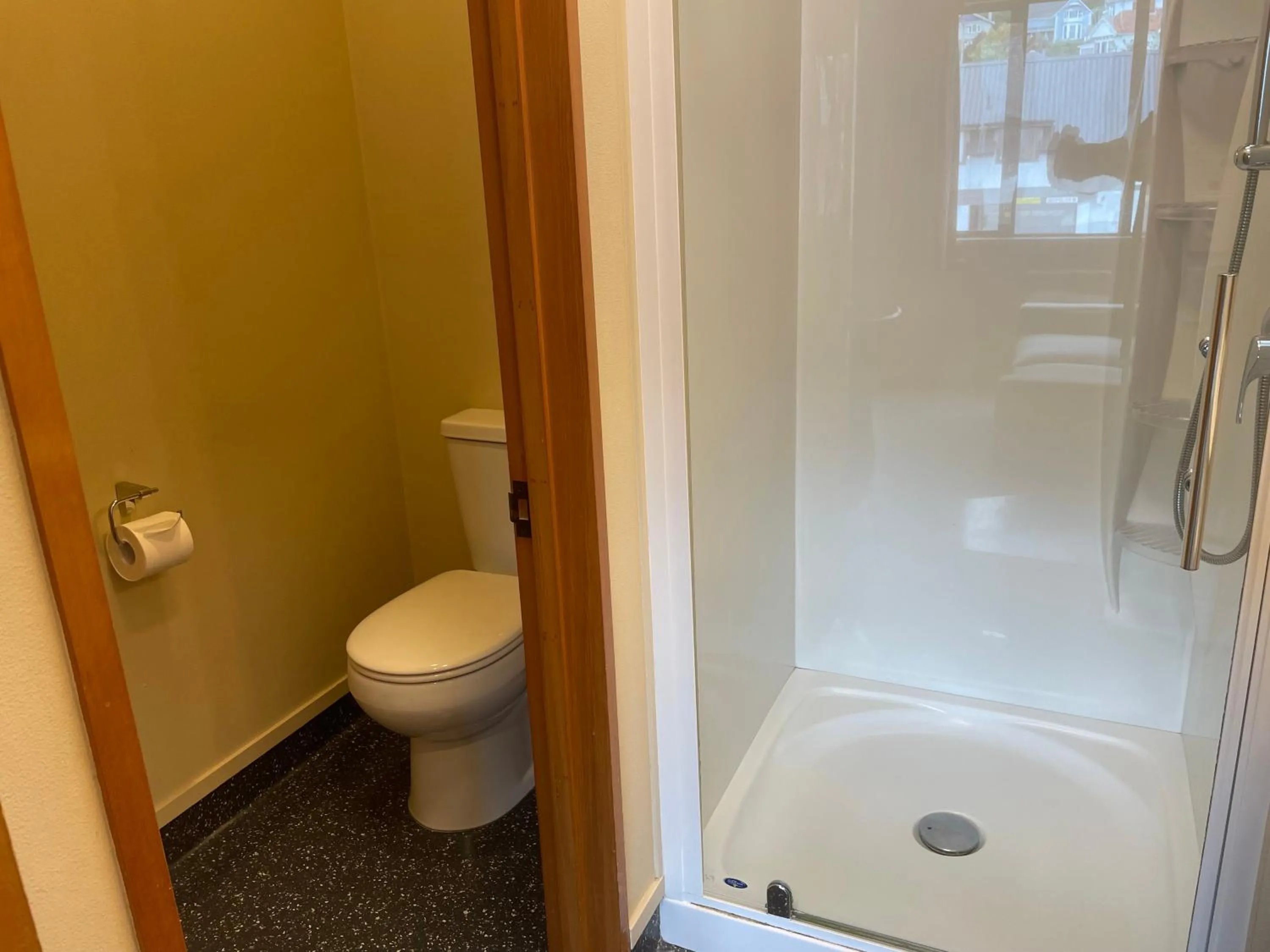 Toilet in Allan Court Motel