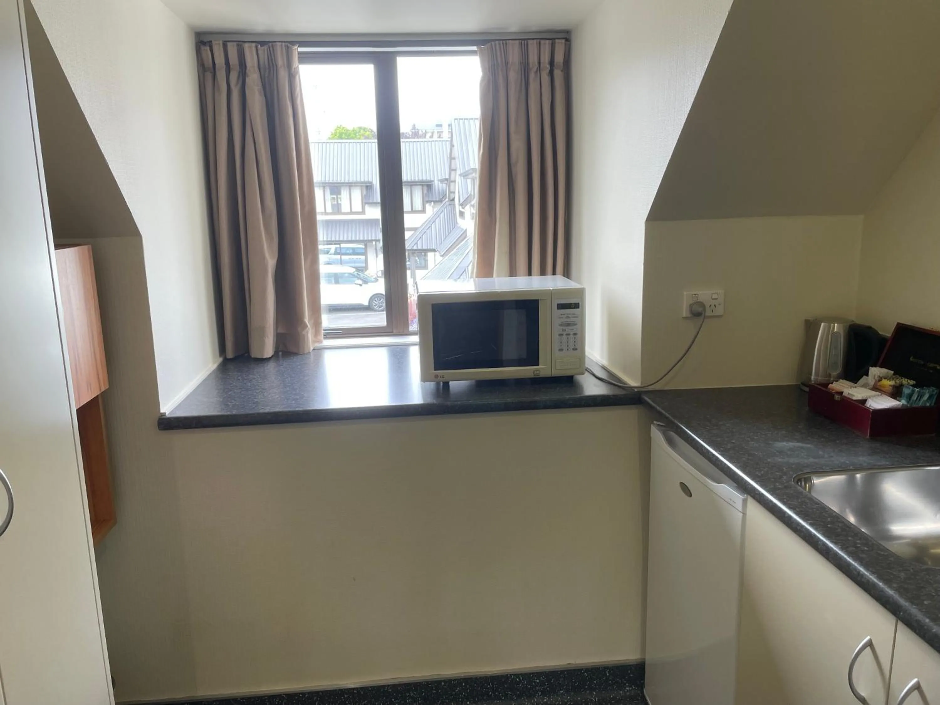 Kitchen or kitchenette in Allan Court Motel