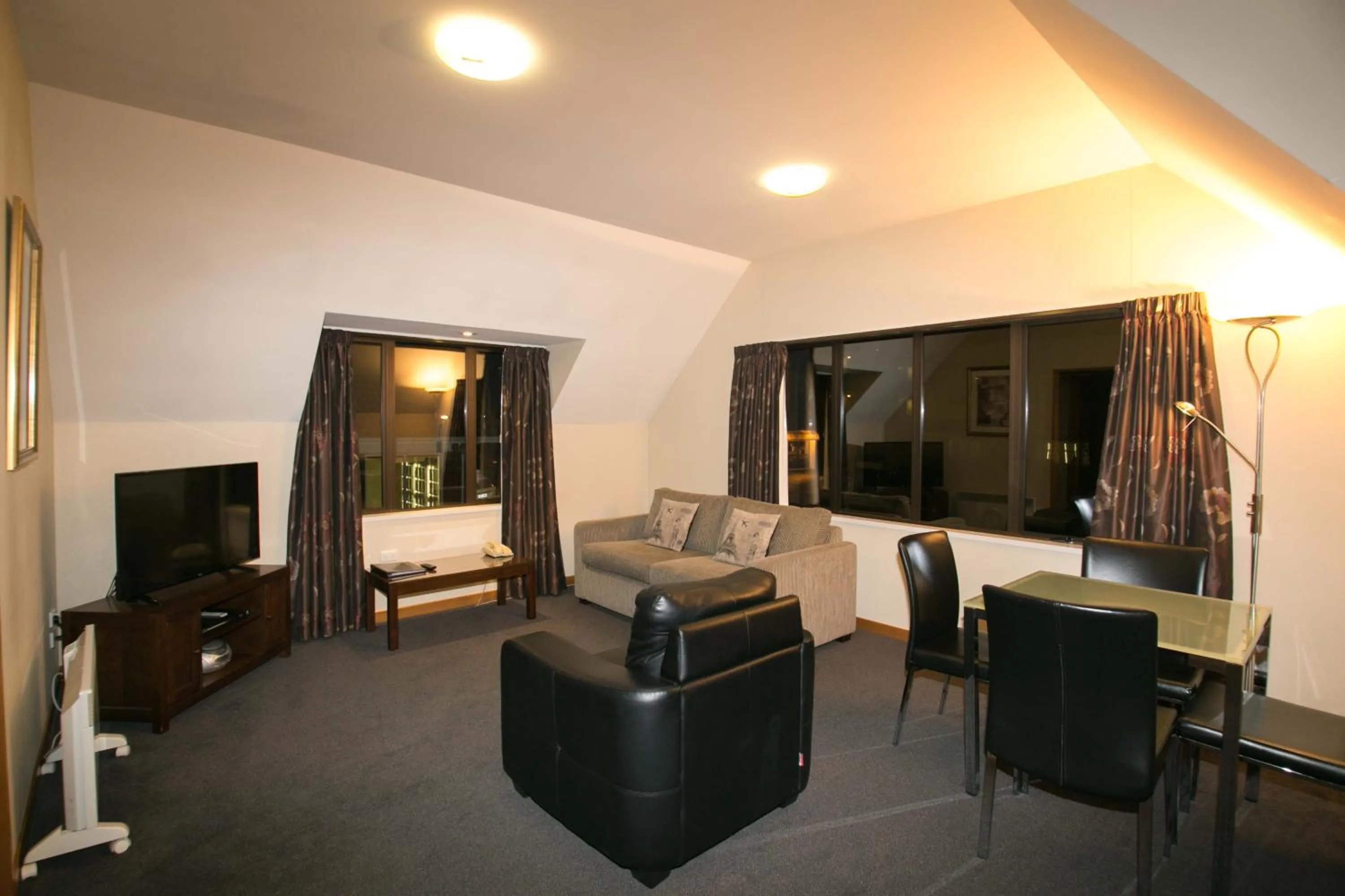 Living room in Allan Court Motel