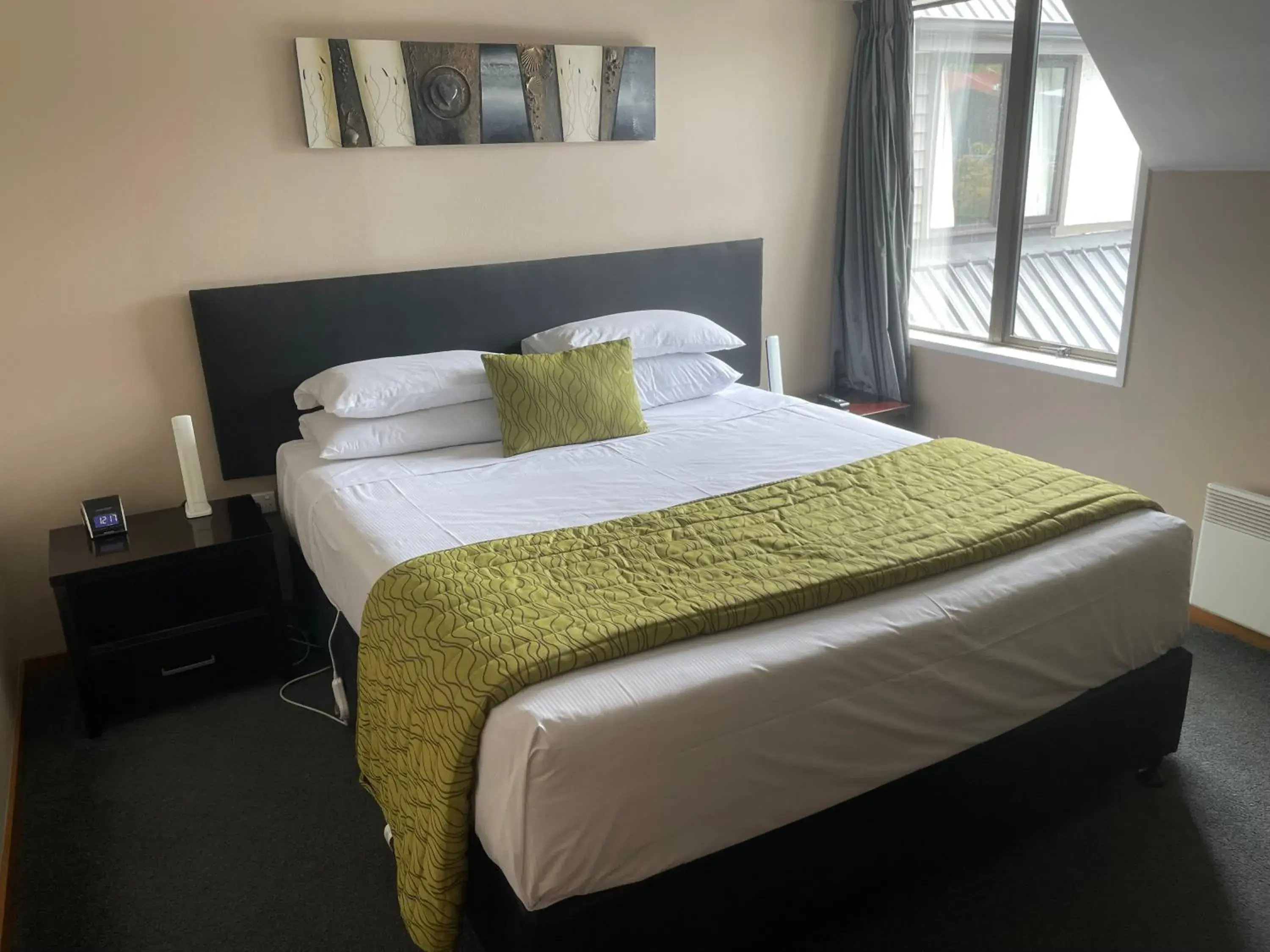 Deluxe One-Bedroom Apartment in Allan Court Motel Deluxe One-Bedroom Apartment in Allan Court Motel