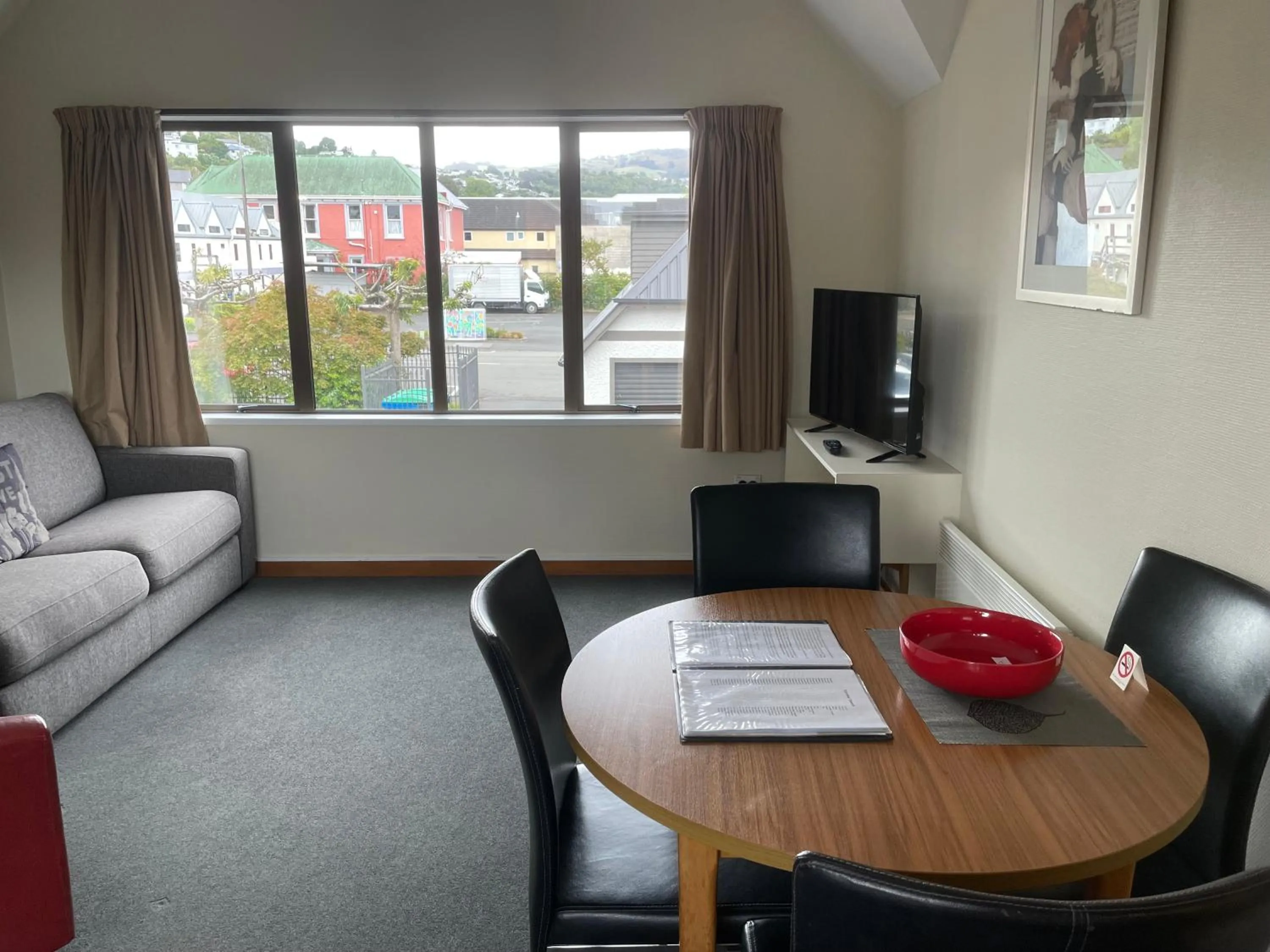 Living room in Allan Court Motel