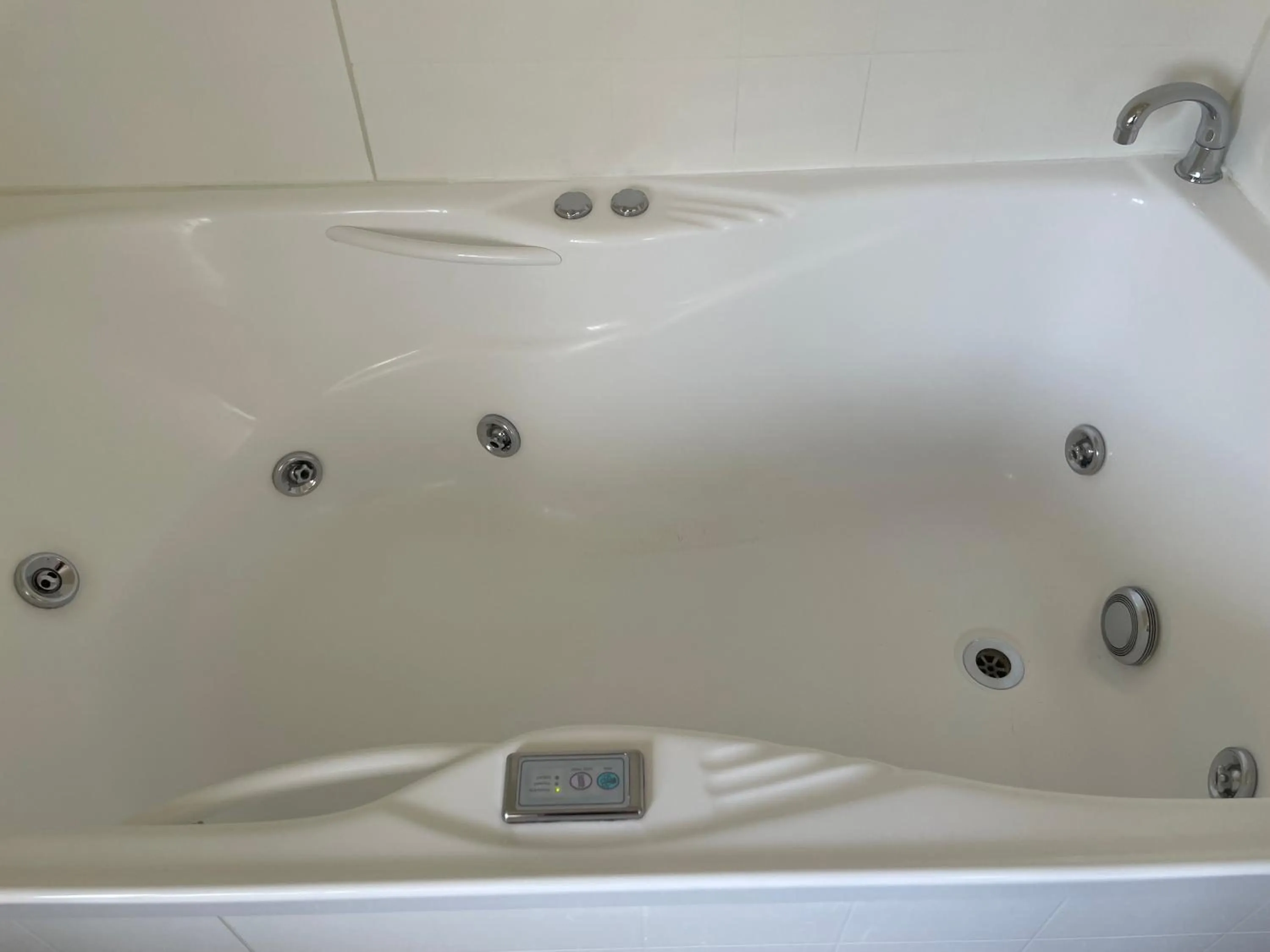 Bath in Allan Court Motel