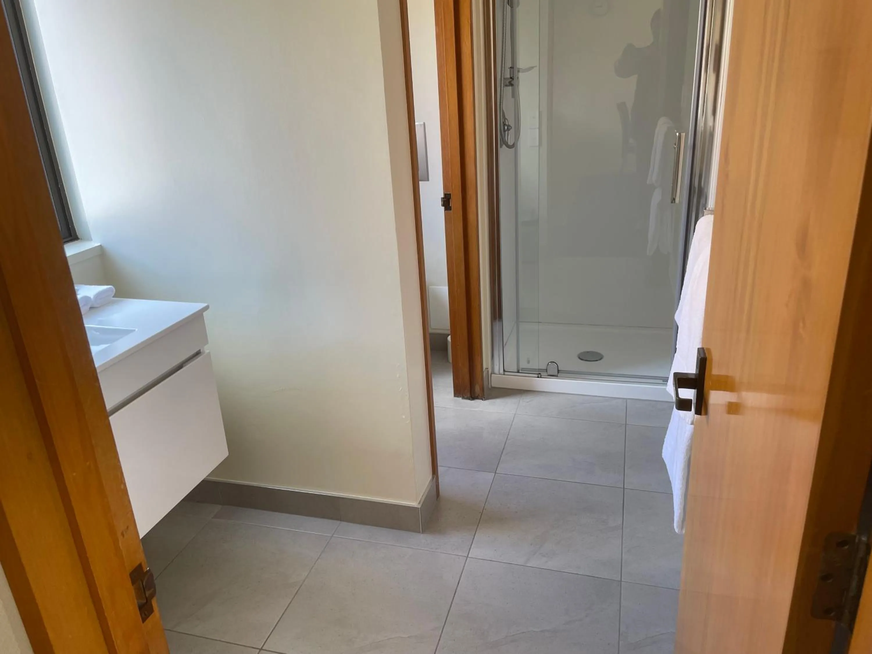 Bathroom in Allan Court Motel