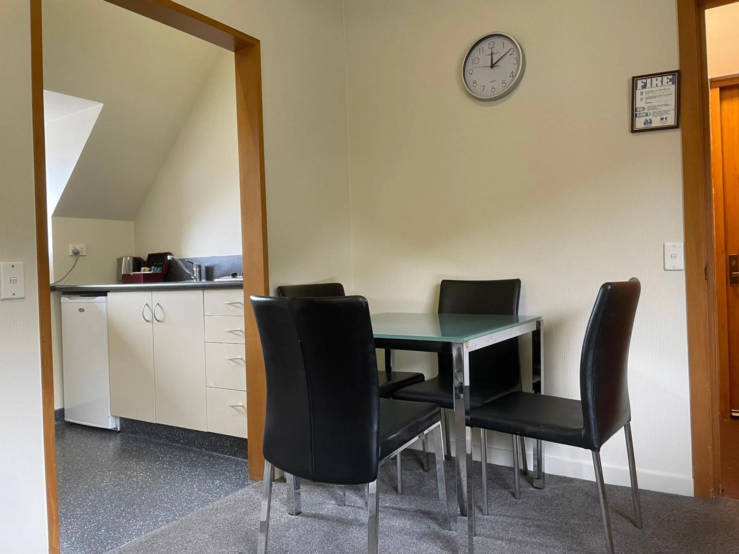 Dining area in Allan Court Motel