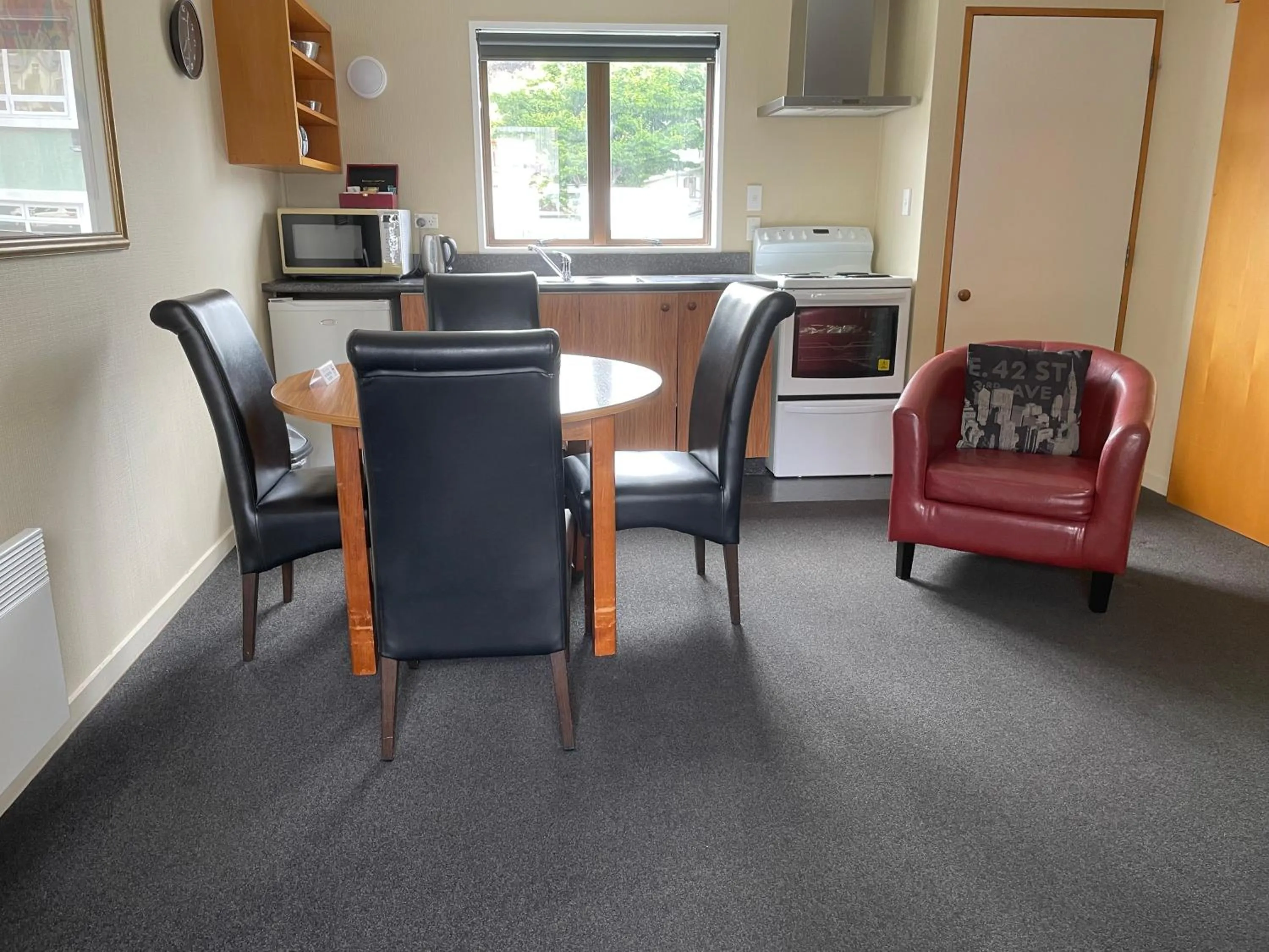 Living room in Allan Court Motel