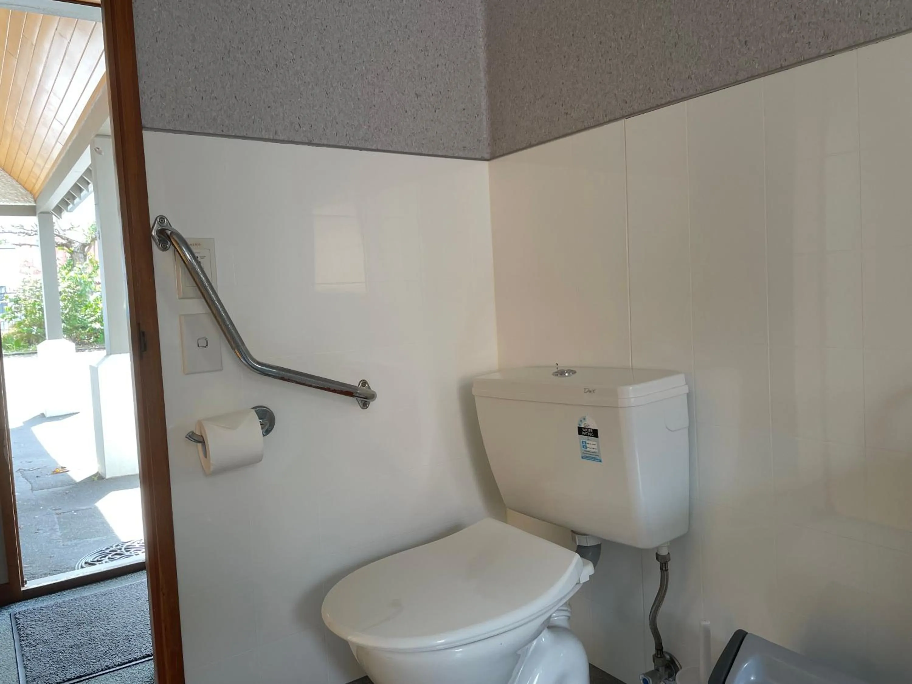 Toilet in Allan Court Motel
