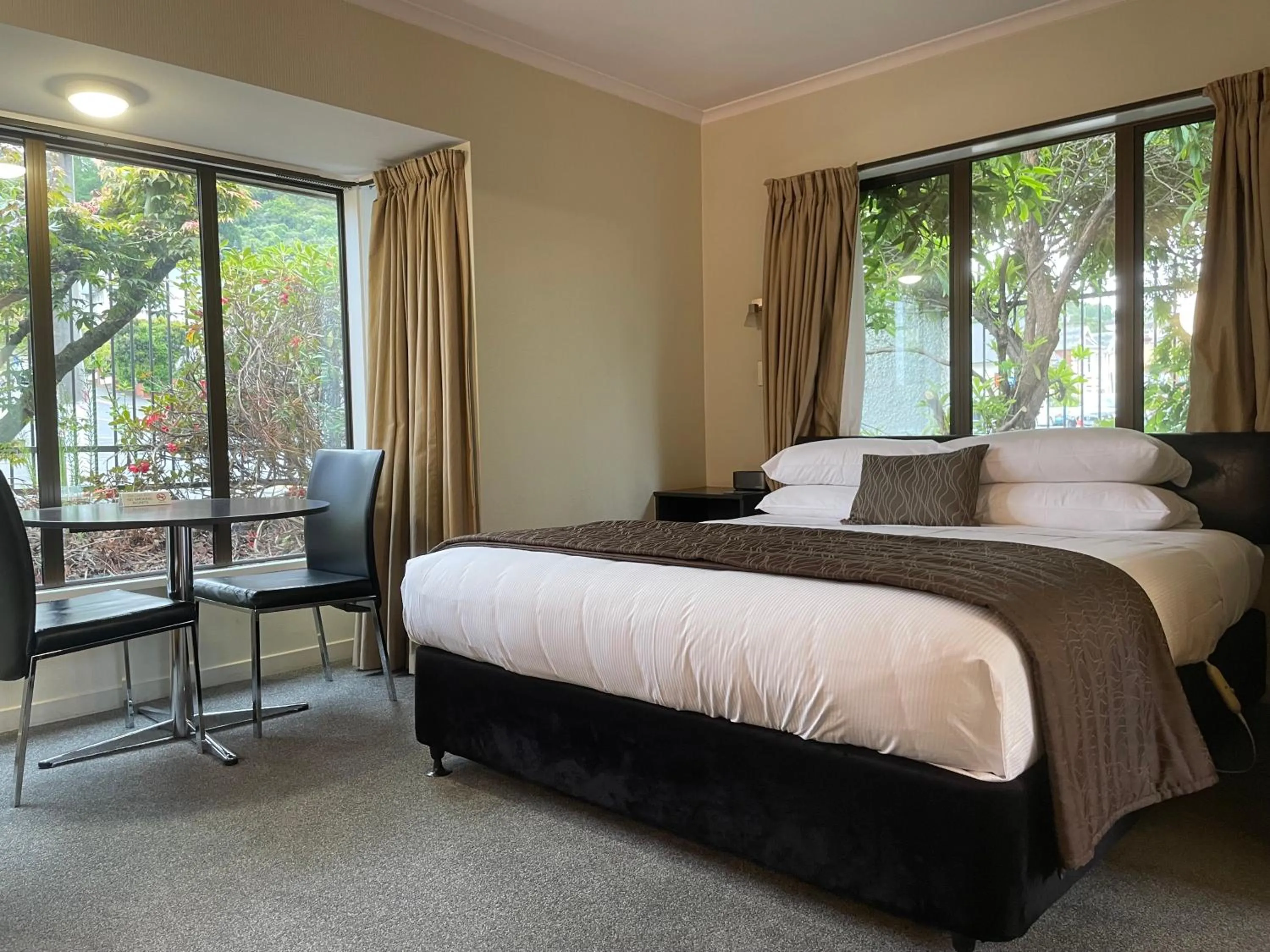 Bed in Allan Court Motel