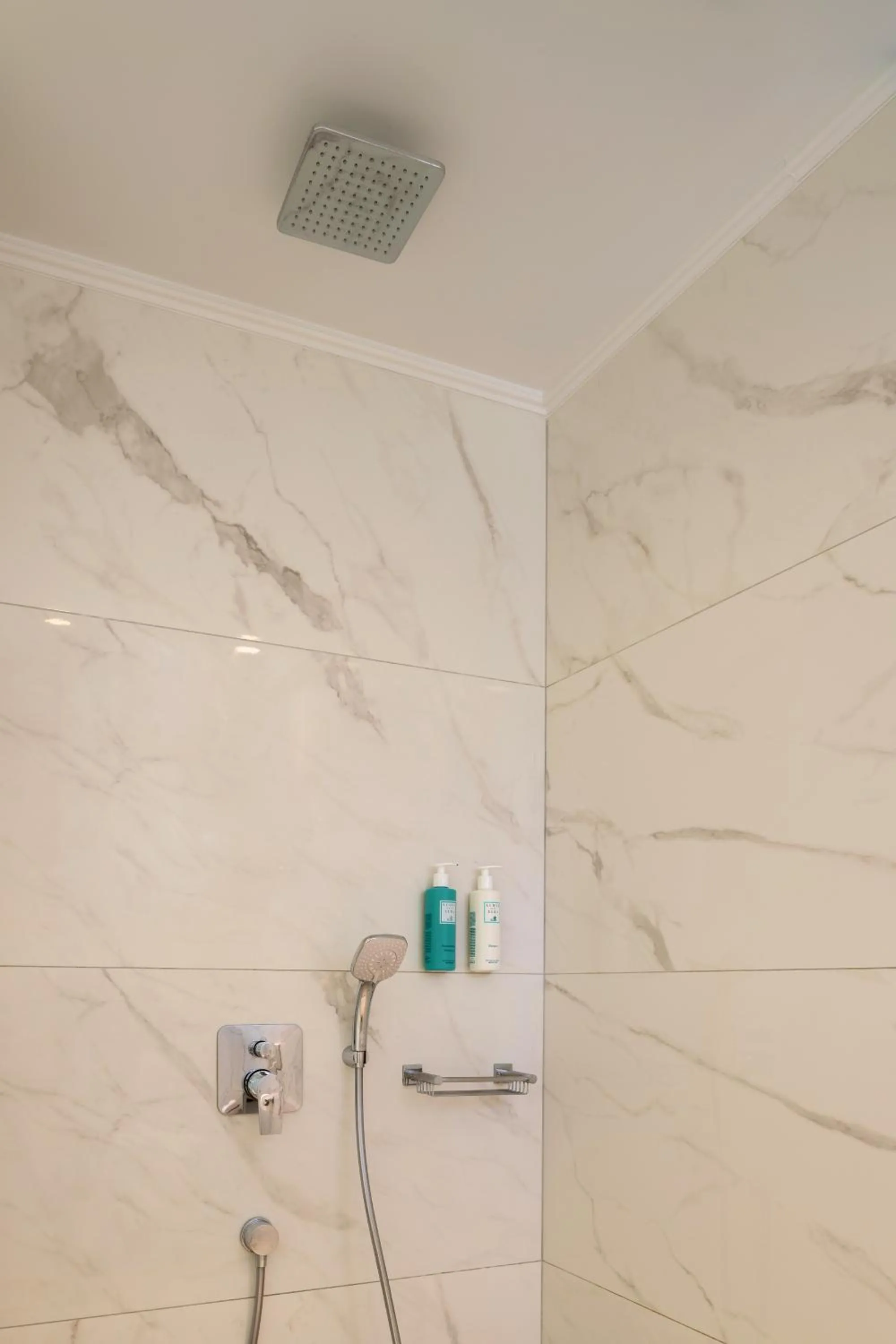 Shower in High Beach White - Adults Only