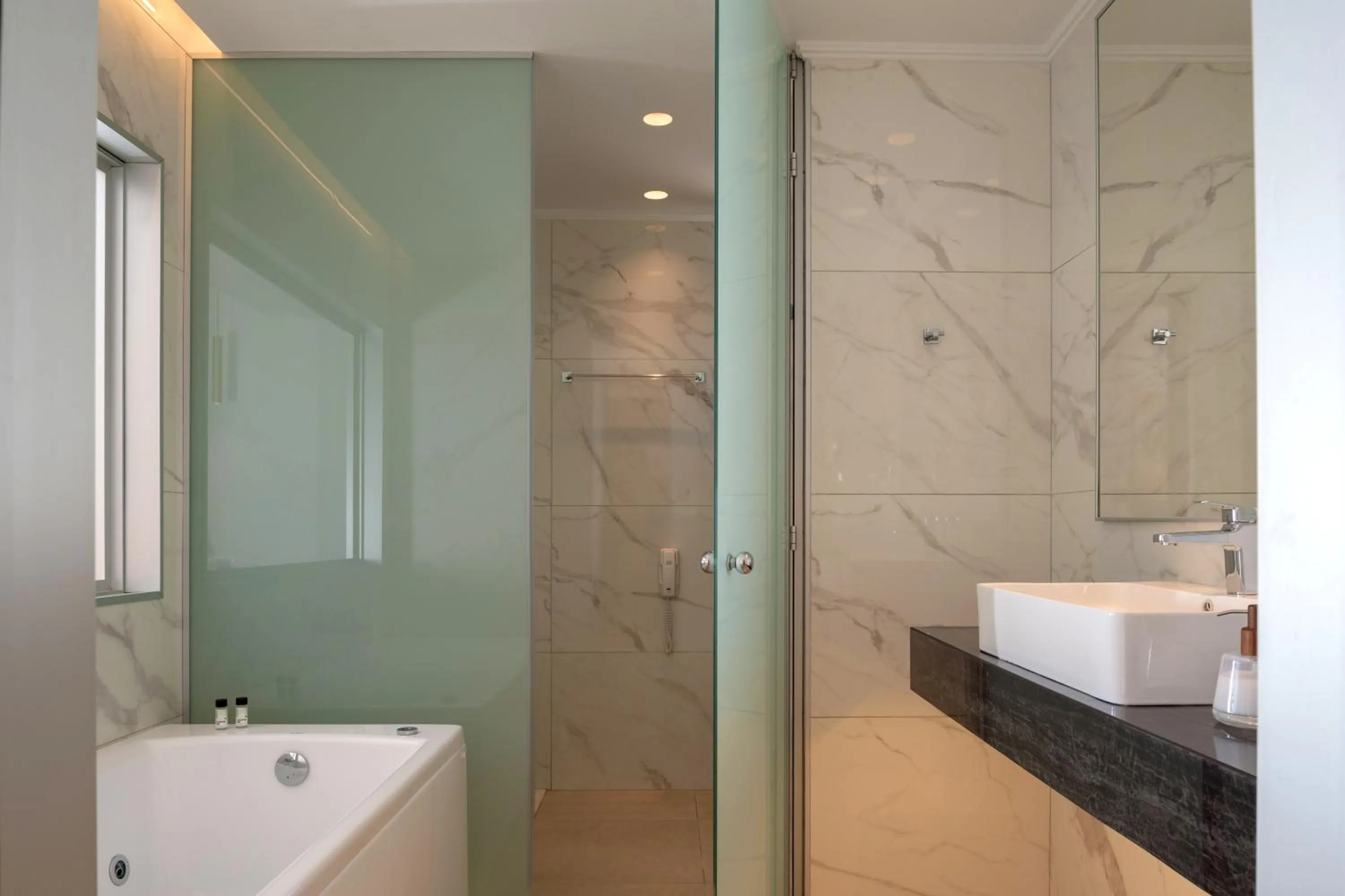 Shower in High Beach White - Adults Only