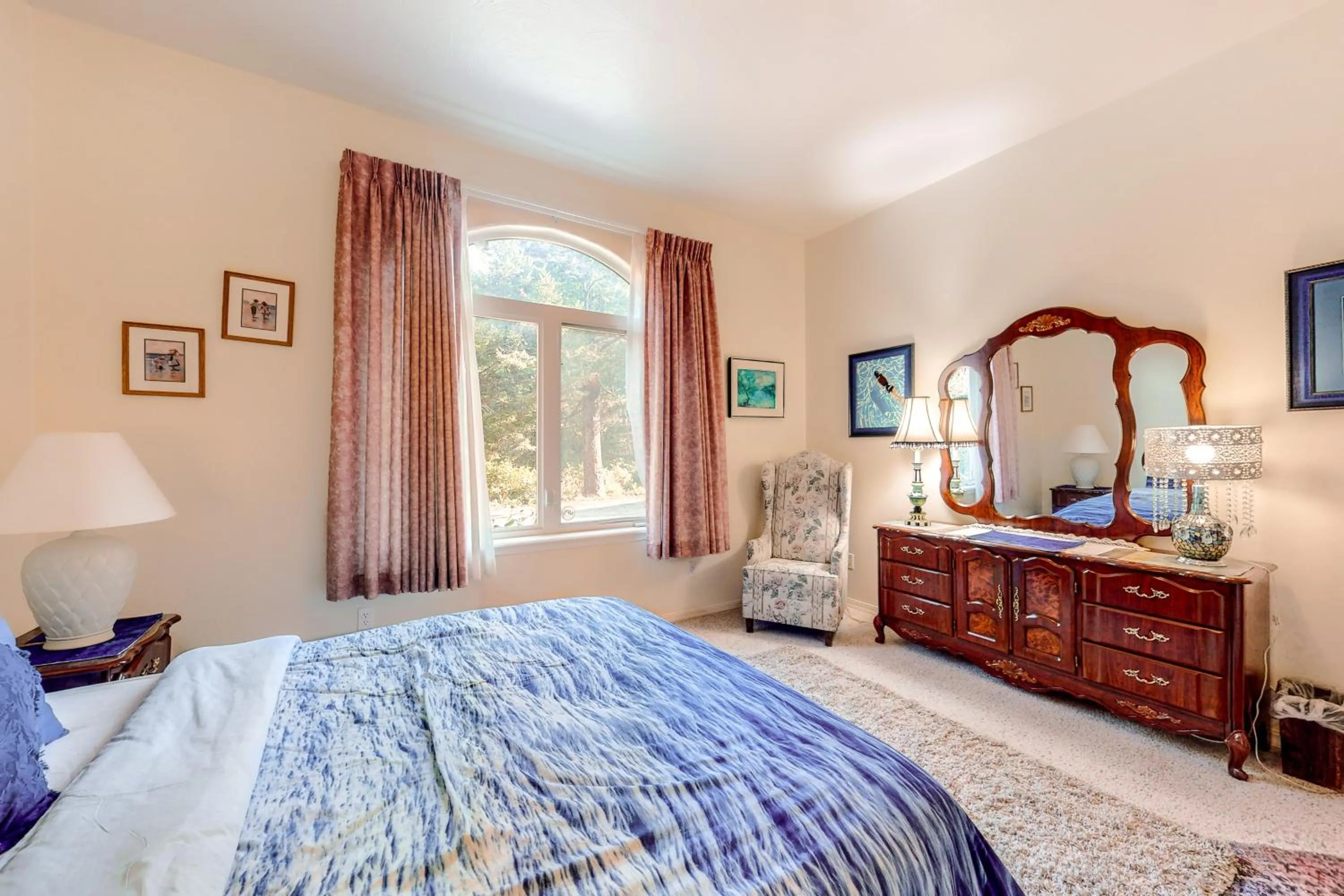 Bed in Riverfront Estate