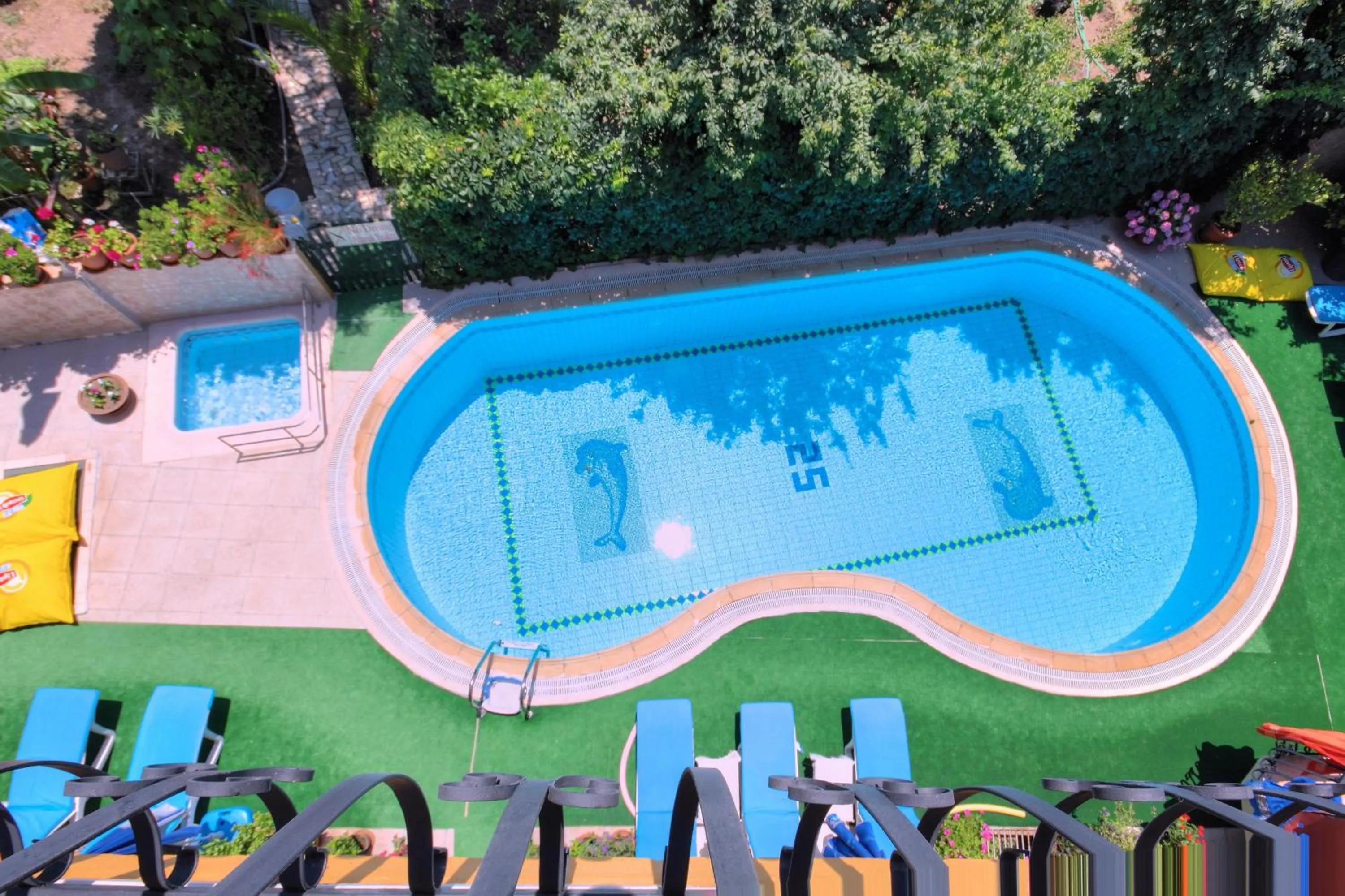 Swimming pool in Mandalinn Hotel