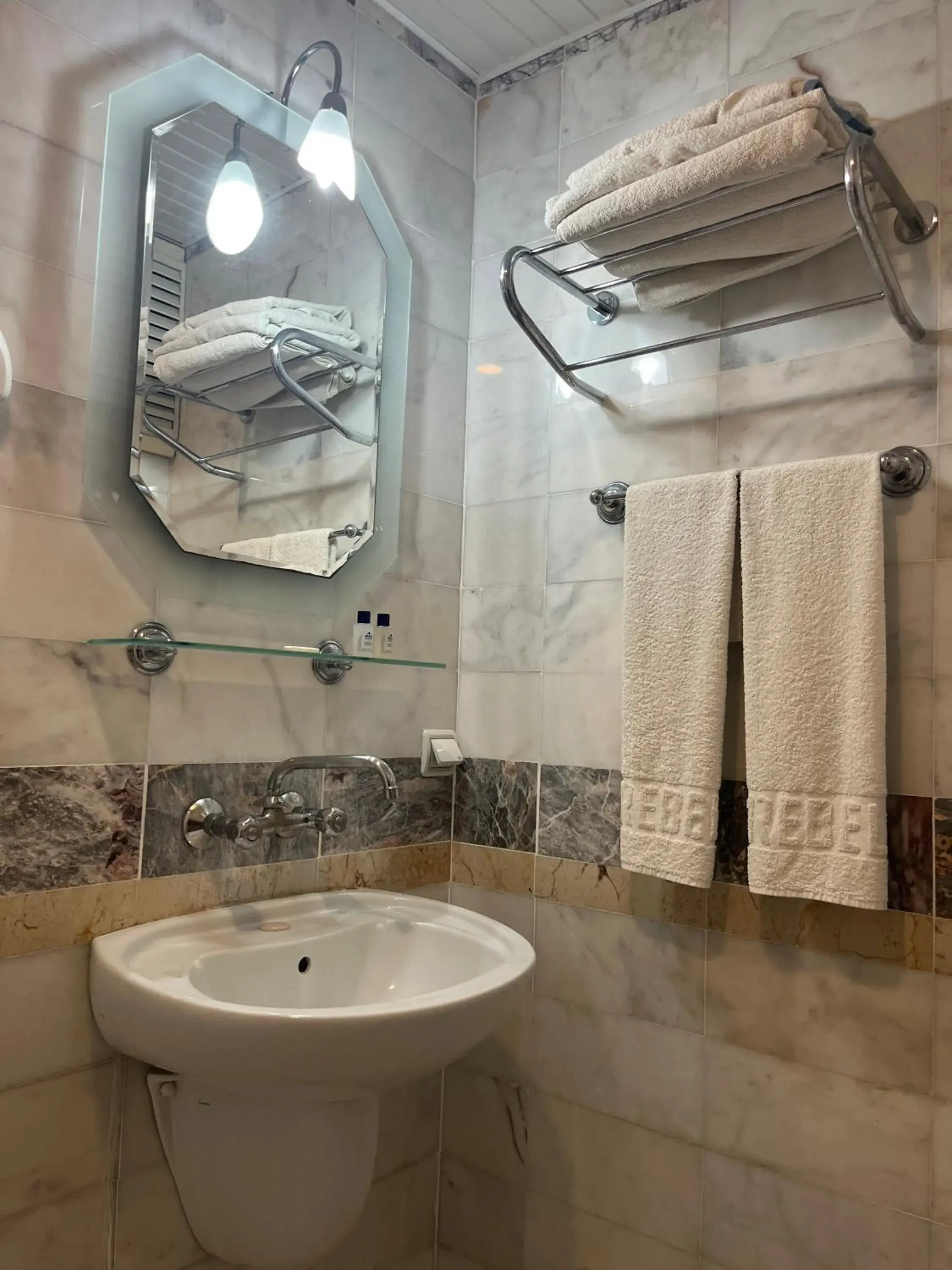 Triple Room in Mandalinn Hotel Triple Room in Mandalinn Hotel