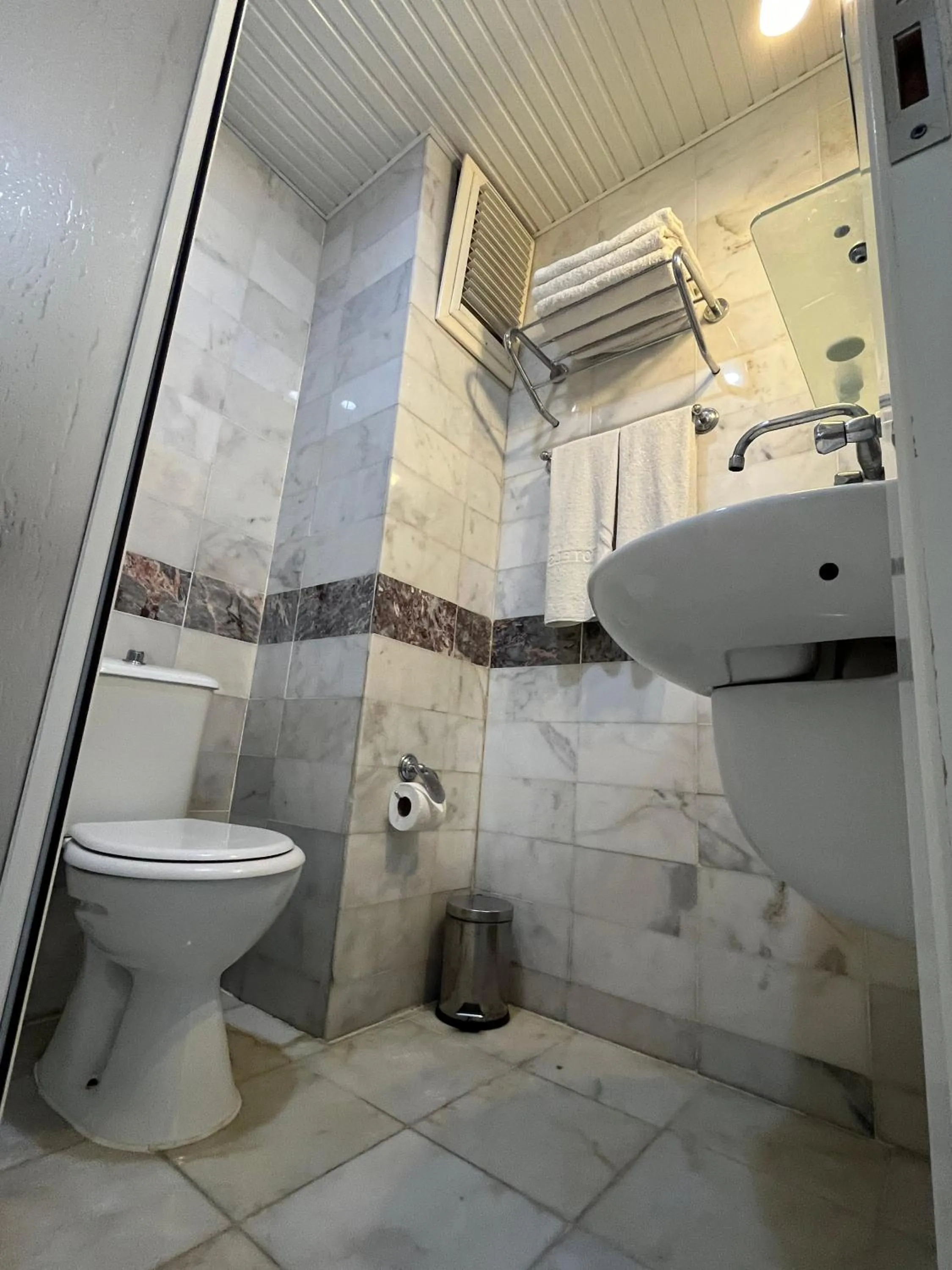 Bathroom in Mandalinn Hotel