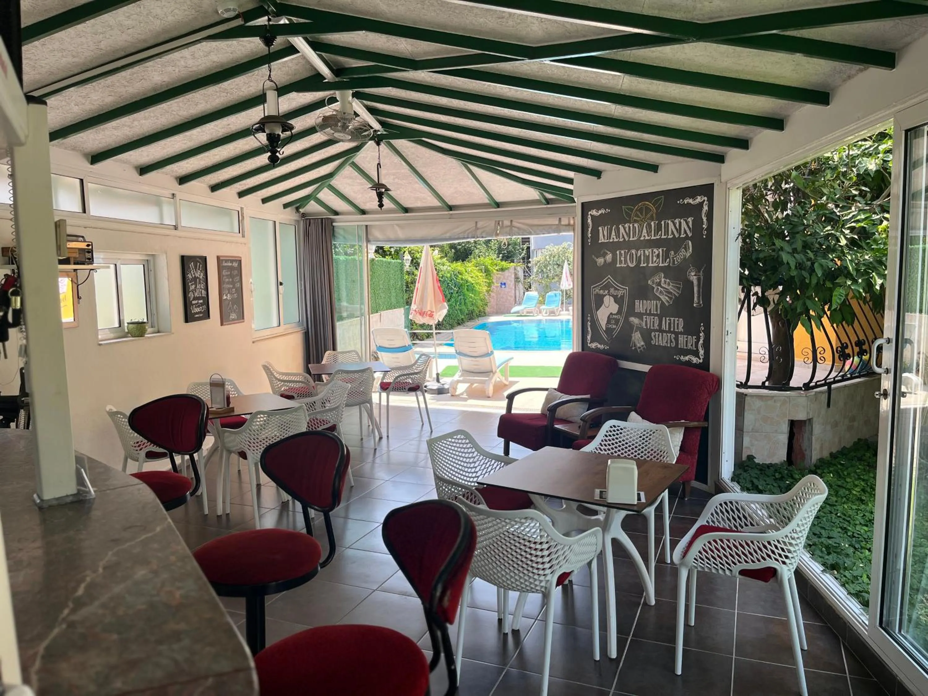 Restaurant/places to eat in Mandalinn Hotel