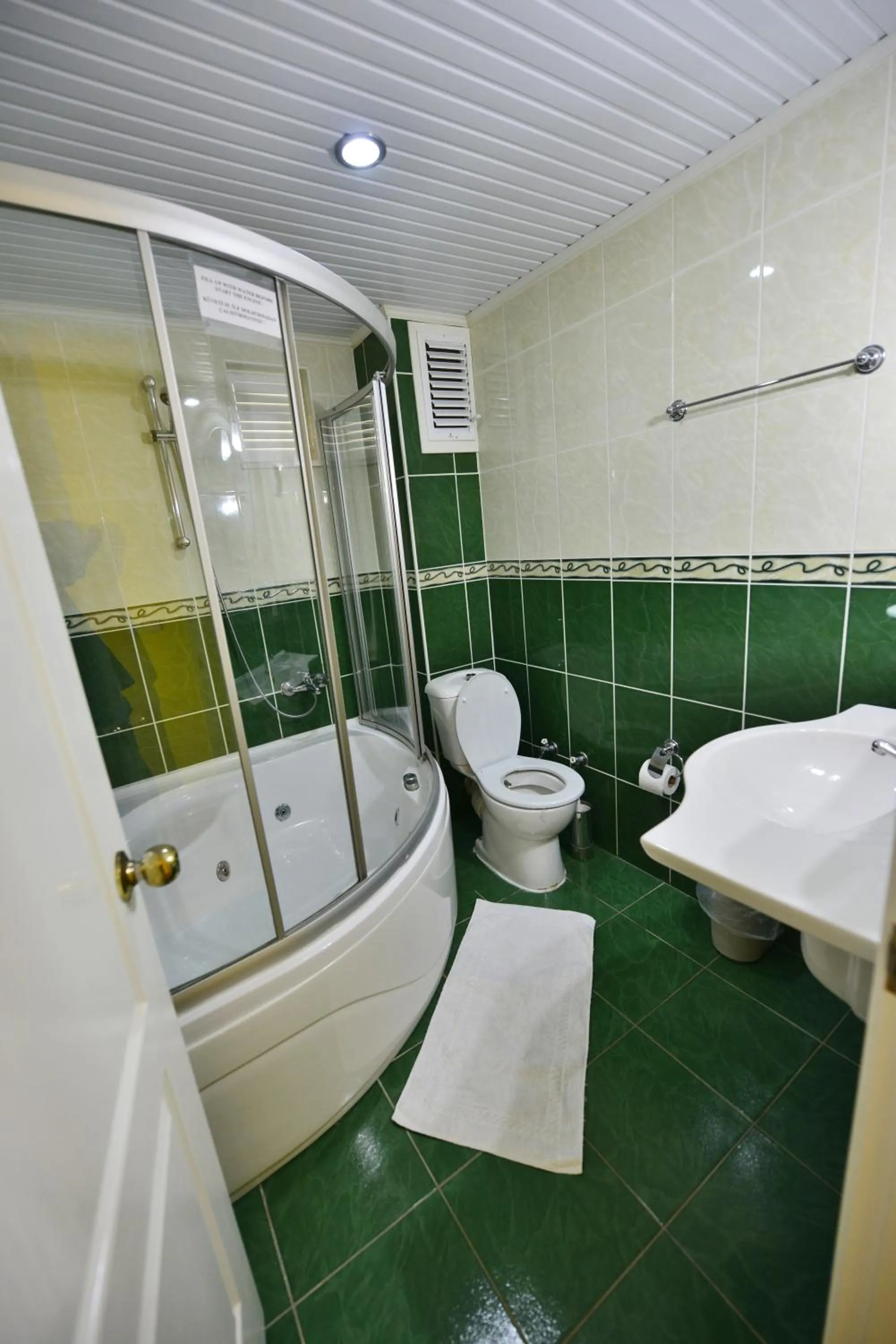 Bathroom in Mandalinn Hotel