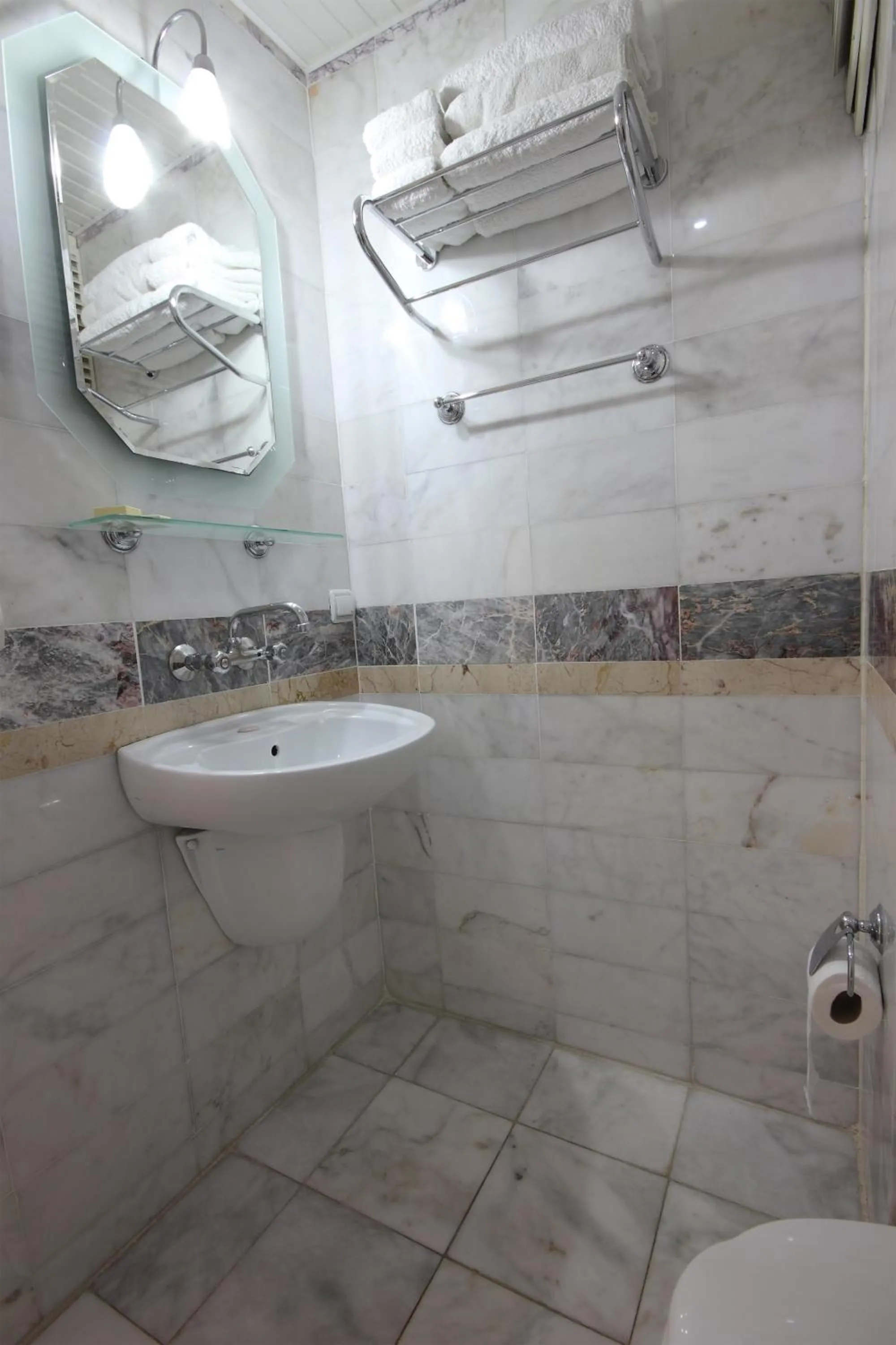 Bathroom in Mandalinn Hotel