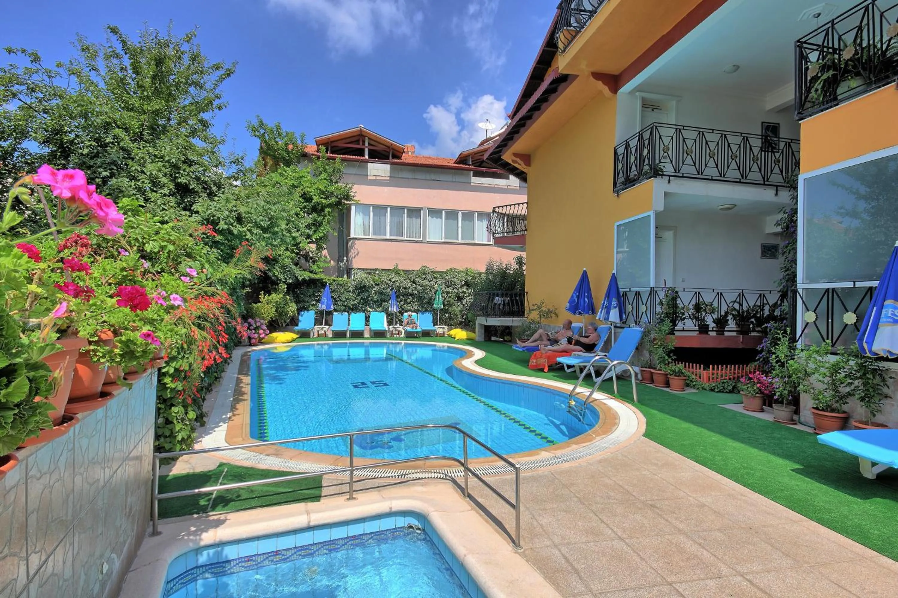 Swimming pool in Mandalinn Hotel