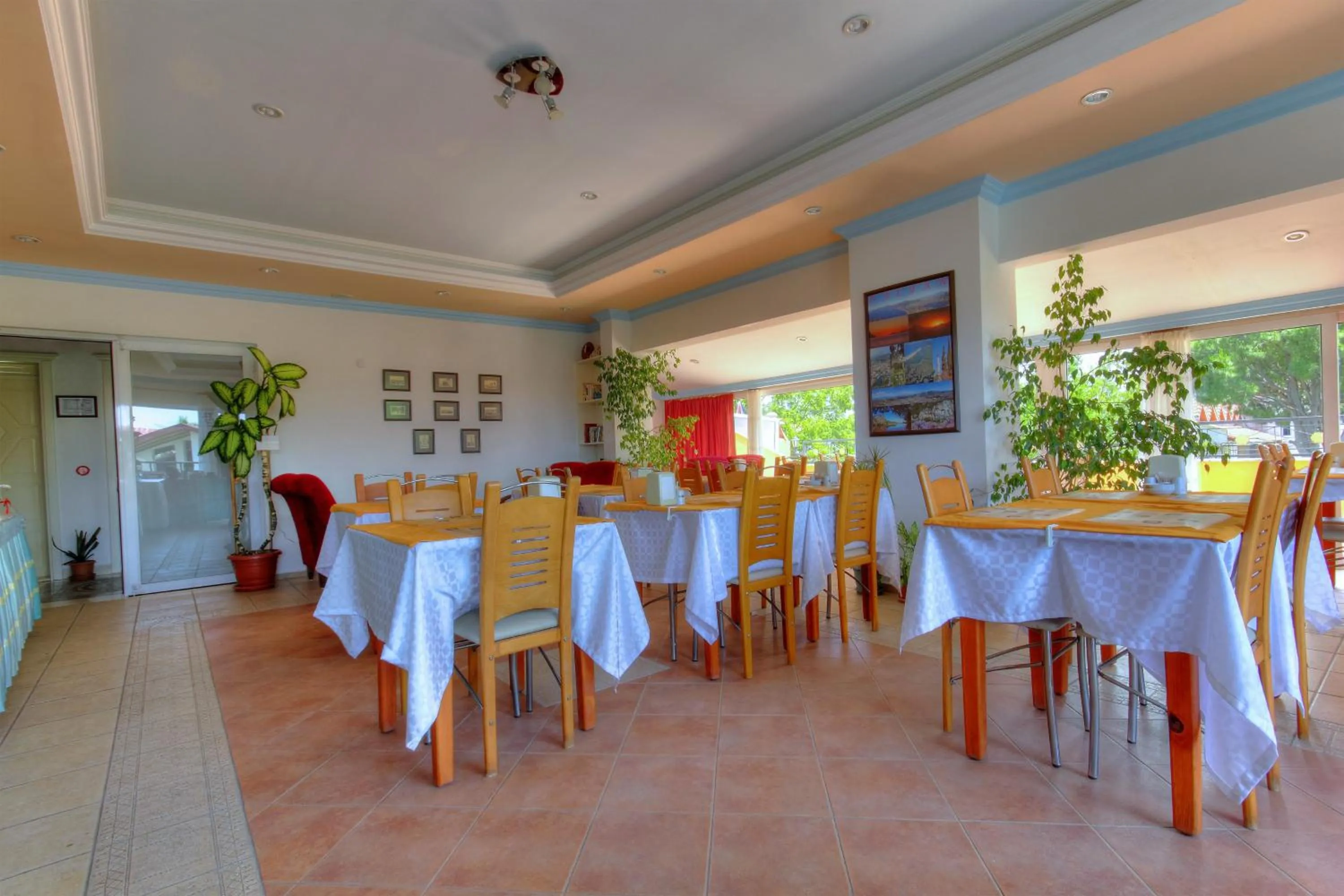Restaurant/places to eat in Mandalinn Hotel
