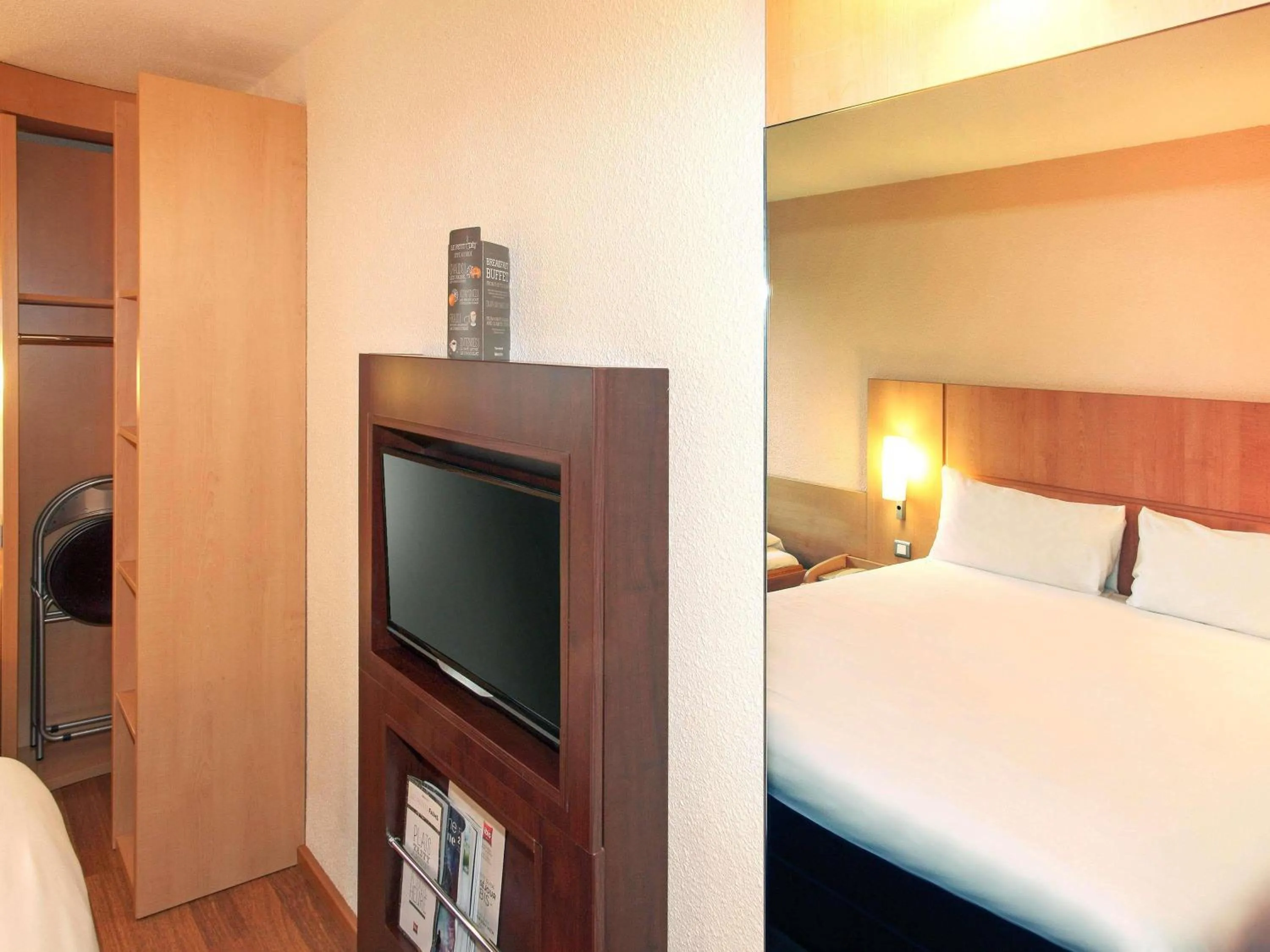 Bedroom, Bed in ibis Poitiers Sud