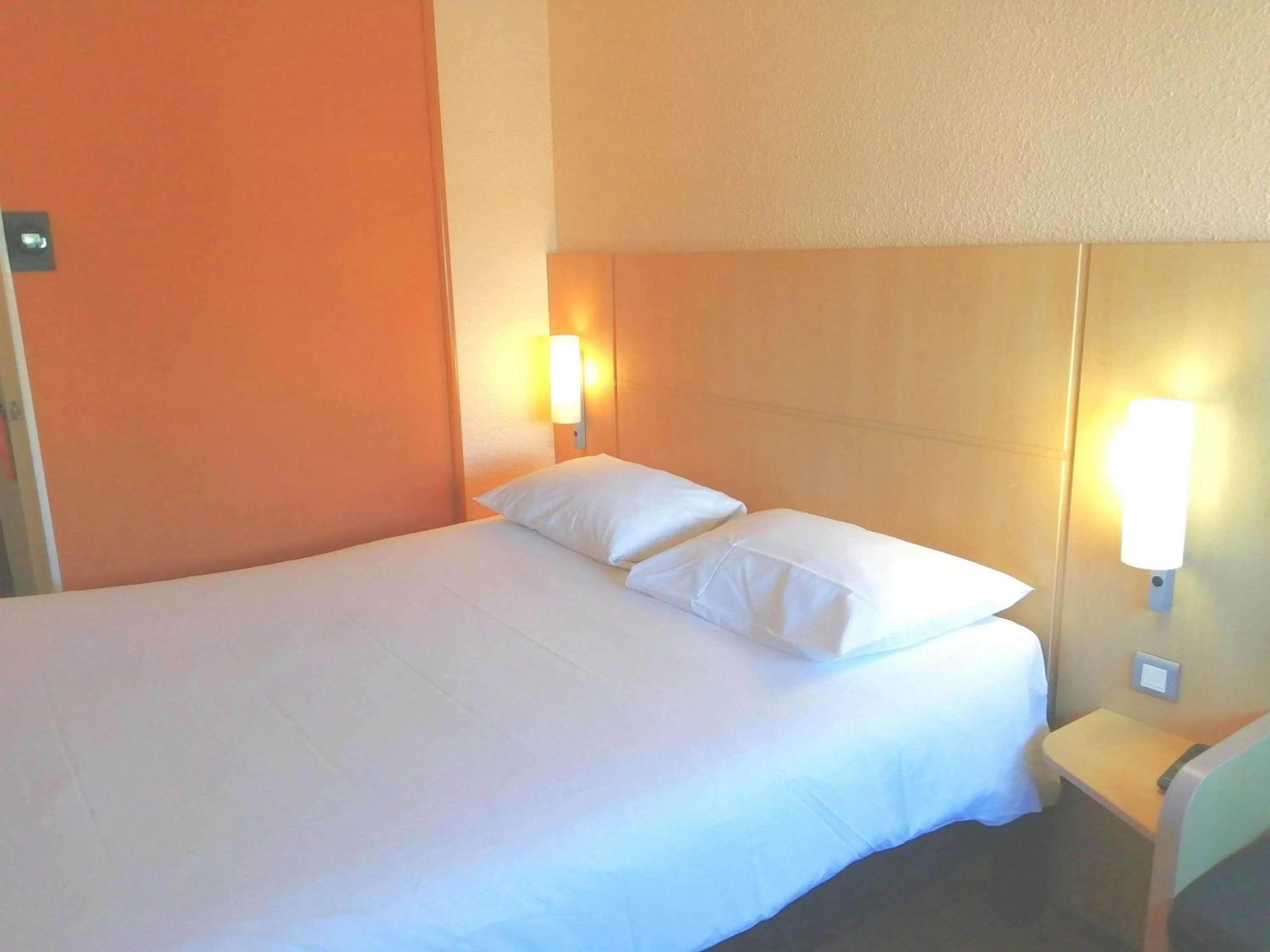 Bedroom, Bed in ibis Poitiers Sud