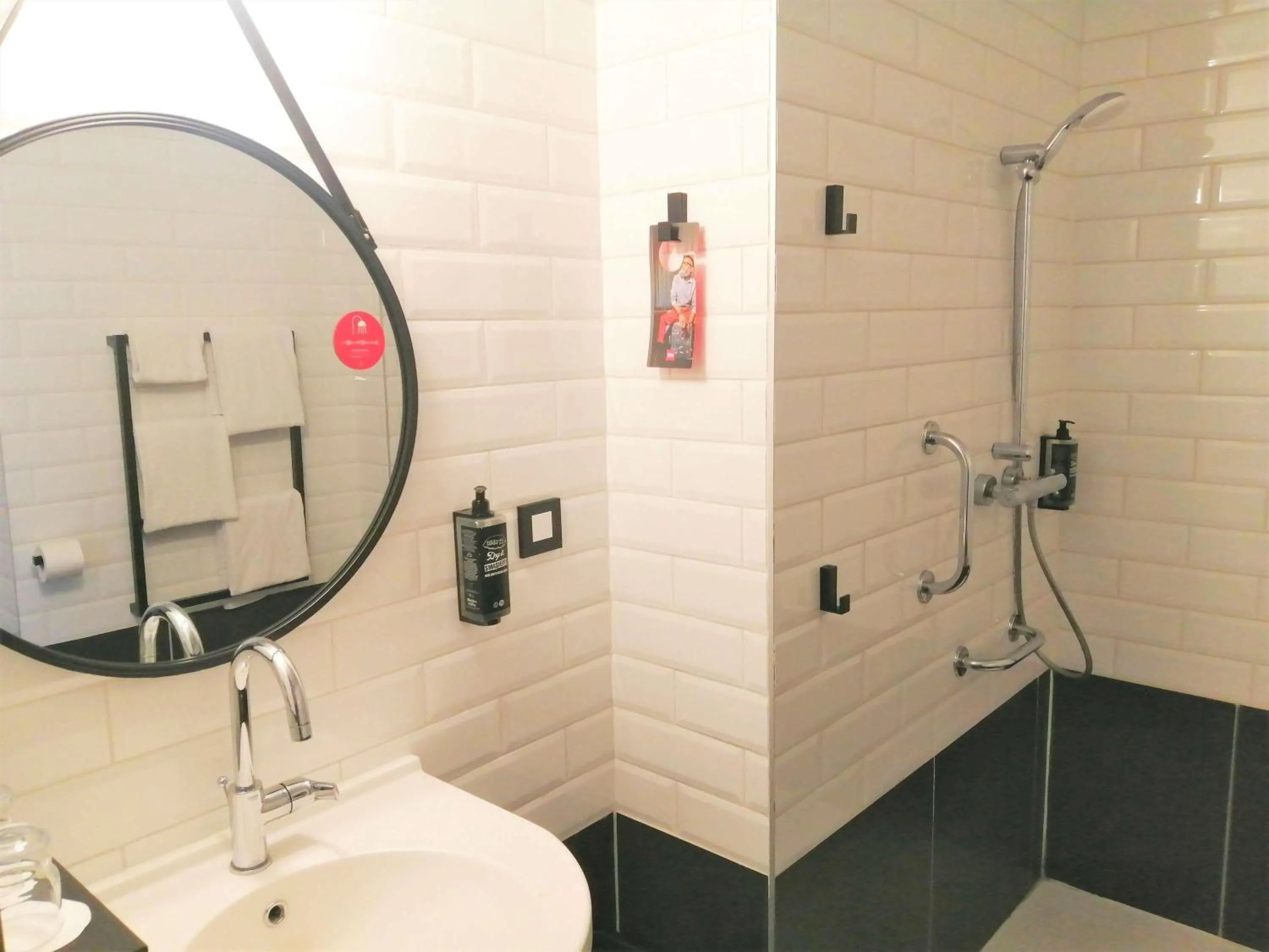 Bedroom in ibis Poitiers Sud