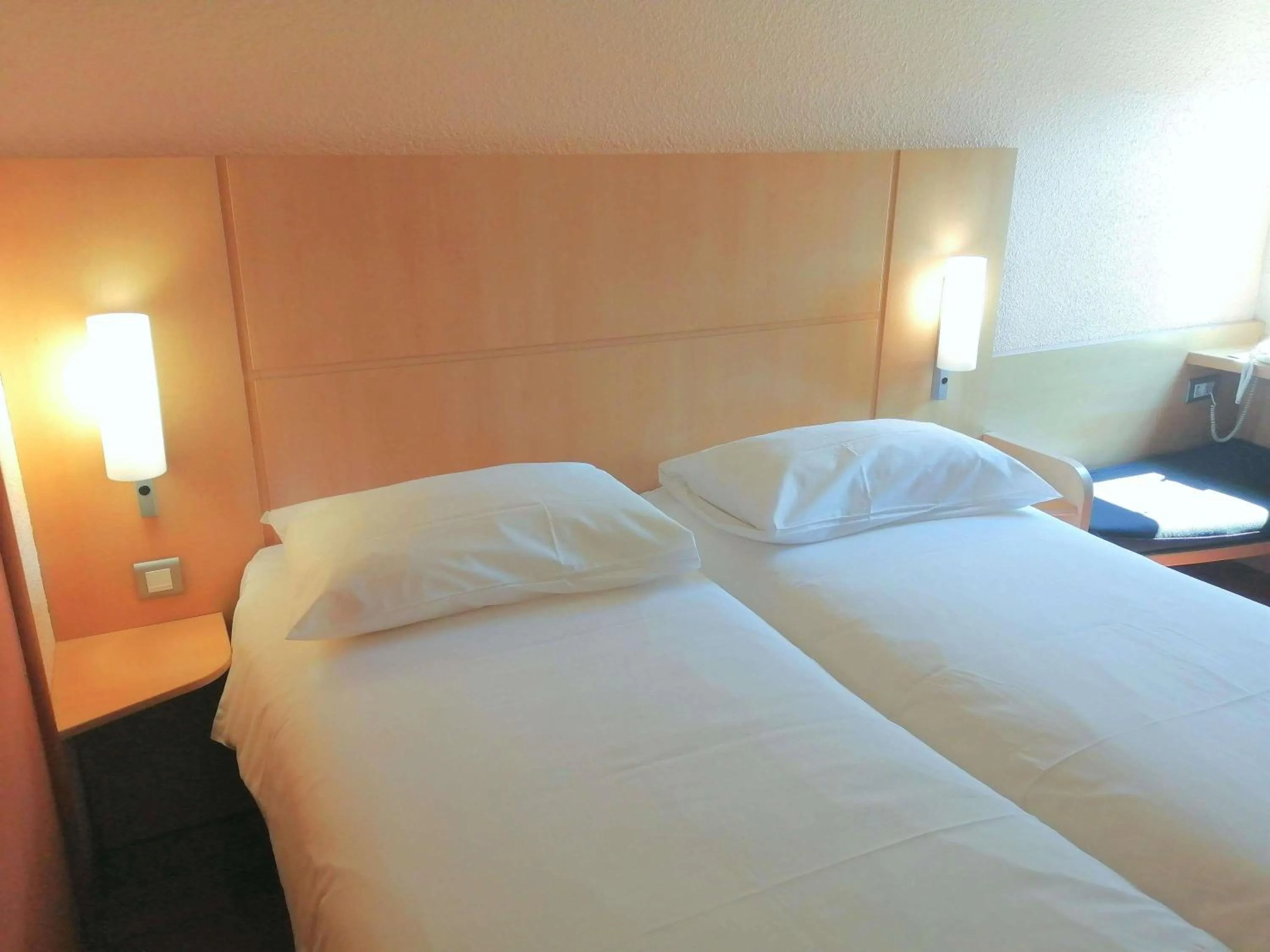 Bedroom, Bed in ibis Poitiers Sud